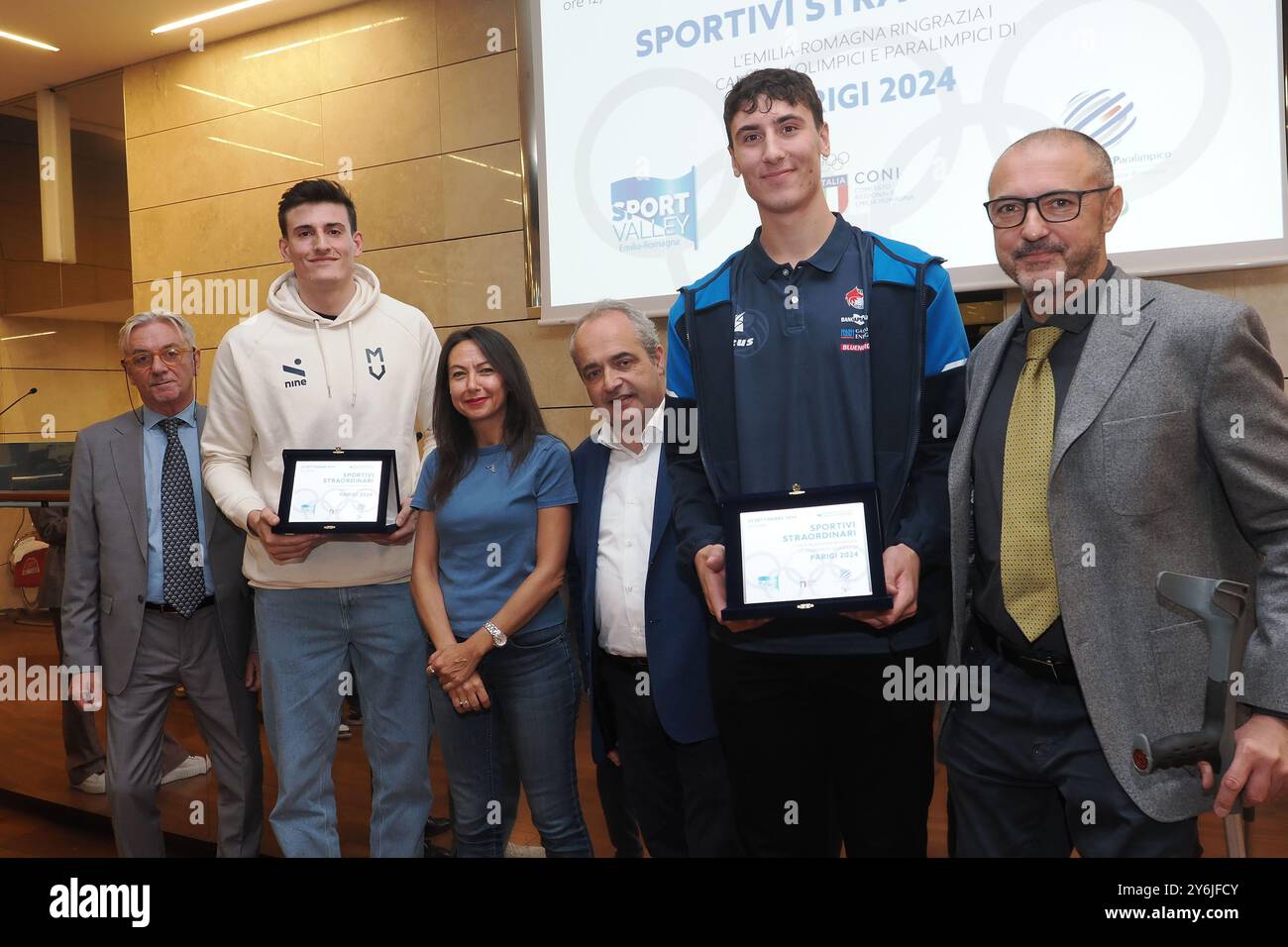 Cerimonia di premiazione per le atlete emiliane coinvolte nelle Olimpiadi e Paralimpiadi di Parigi 2024 - partecipanti: Irene Priolo presidente facente funzione della regione, A. Dondi presidente regionale del coni, D. Scazzieri vicepresidente regionale del CIP, G. Manghi capo della segreteria politica della Presidenza della regione, allenatore della nazionale femminile di pallavolo Julio Velasco, gli olimpici G. Paltrinieri (nuoto - argento e bronzo), E. Imorio (donne) (ginnastica ritmica di squadra - bronzo), L. Samele (bronzo a sciabola individuale), L. Rambaldi (ROW Foto Stock