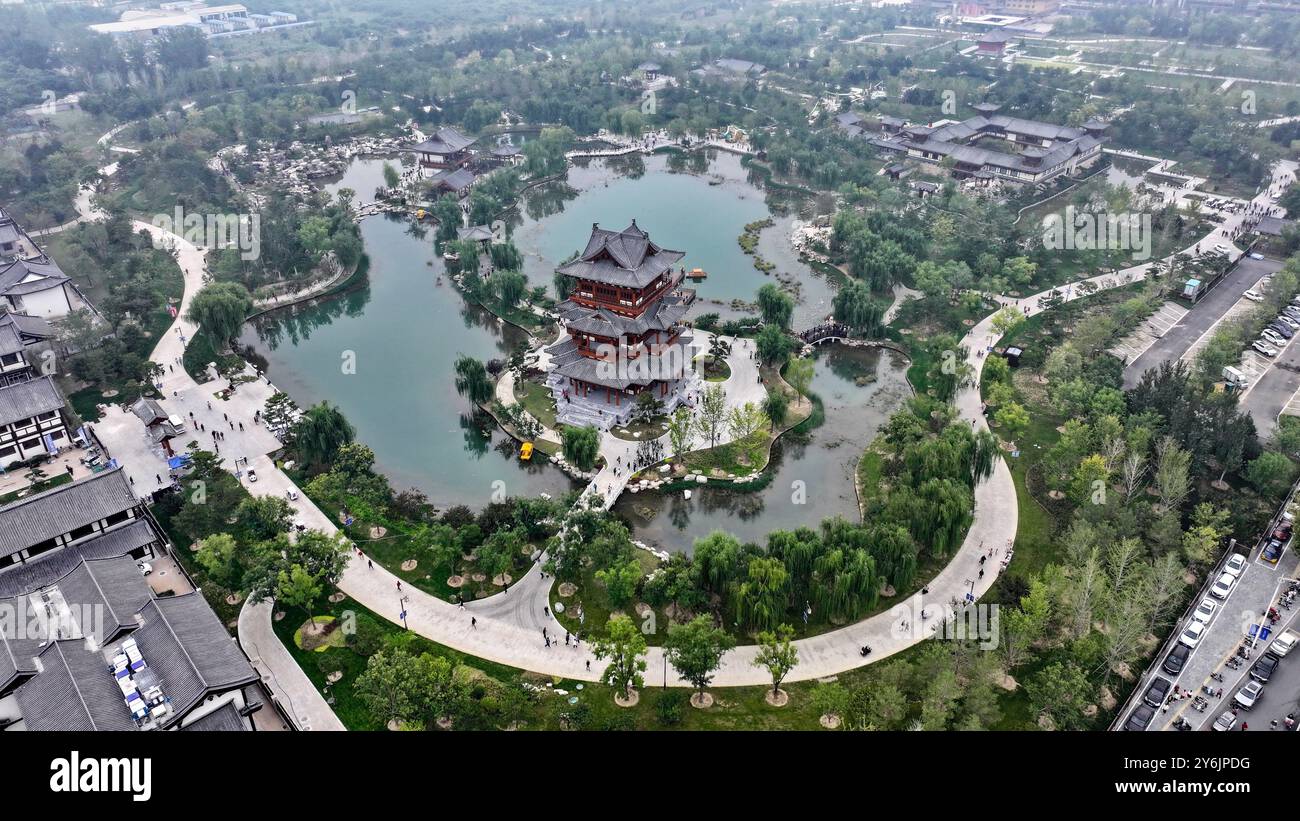 Dingzhou. 26 settembre 2024. Una foto aerea scattata il 26 settembre 2024 mostra una vista del giardino Zhongchun a Dingzhou, nella provincia di Hebei della Cina settentrionale. Il rinnovato Zhongchun Garden è ufficialmente aperto al pubblico il giovedì nella provincia di Hebei della Cina settentrionale. Il giardino, che copre un'area di 458 mu (30,53 ettari), è un punto panoramico completo che integra tour di studio, intrattenimento, shopping e catering. Originariamente costruito durante la dinastia Song del Nord (960-1126), il Giardino di Zhongchun era un primo giardino pubblico dell'antica Cina. Crediti: MU Yu/Xinhua/Alamy Live News Foto Stock