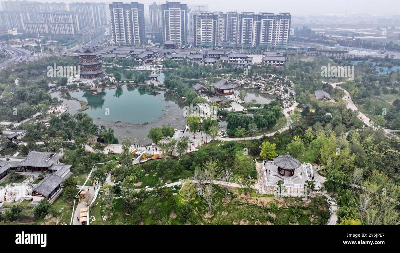 Dingzhou. 26 settembre 2024. Una foto aerea scattata il 26 settembre 2024 mostra una vista del giardino Zhongchun a Dingzhou, nella provincia di Hebei della Cina settentrionale. Il rinnovato Zhongchun Garden è ufficialmente aperto al pubblico il giovedì nella provincia di Hebei della Cina settentrionale. Il giardino, che copre un'area di 458 mu (30,53 ettari), è un punto panoramico completo che integra tour di studio, intrattenimento, shopping e catering. Originariamente costruito durante la dinastia Song del Nord (960-1126), il Giardino di Zhongchun era un primo giardino pubblico dell'antica Cina. Crediti: MU Yu/Xinhua/Alamy Live News Foto Stock