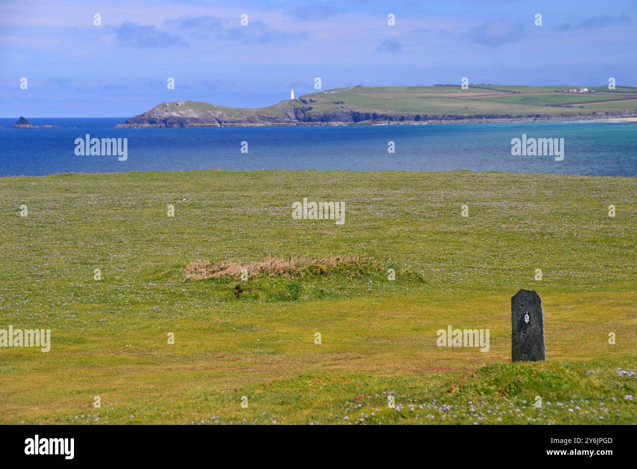 Ardesia Waymarker su Trevose Head da Park Head vicino a Porthcothan sul Southwest Coastal Path, North Cornwall, Inghilterra, Regno Unito. Foto Stock