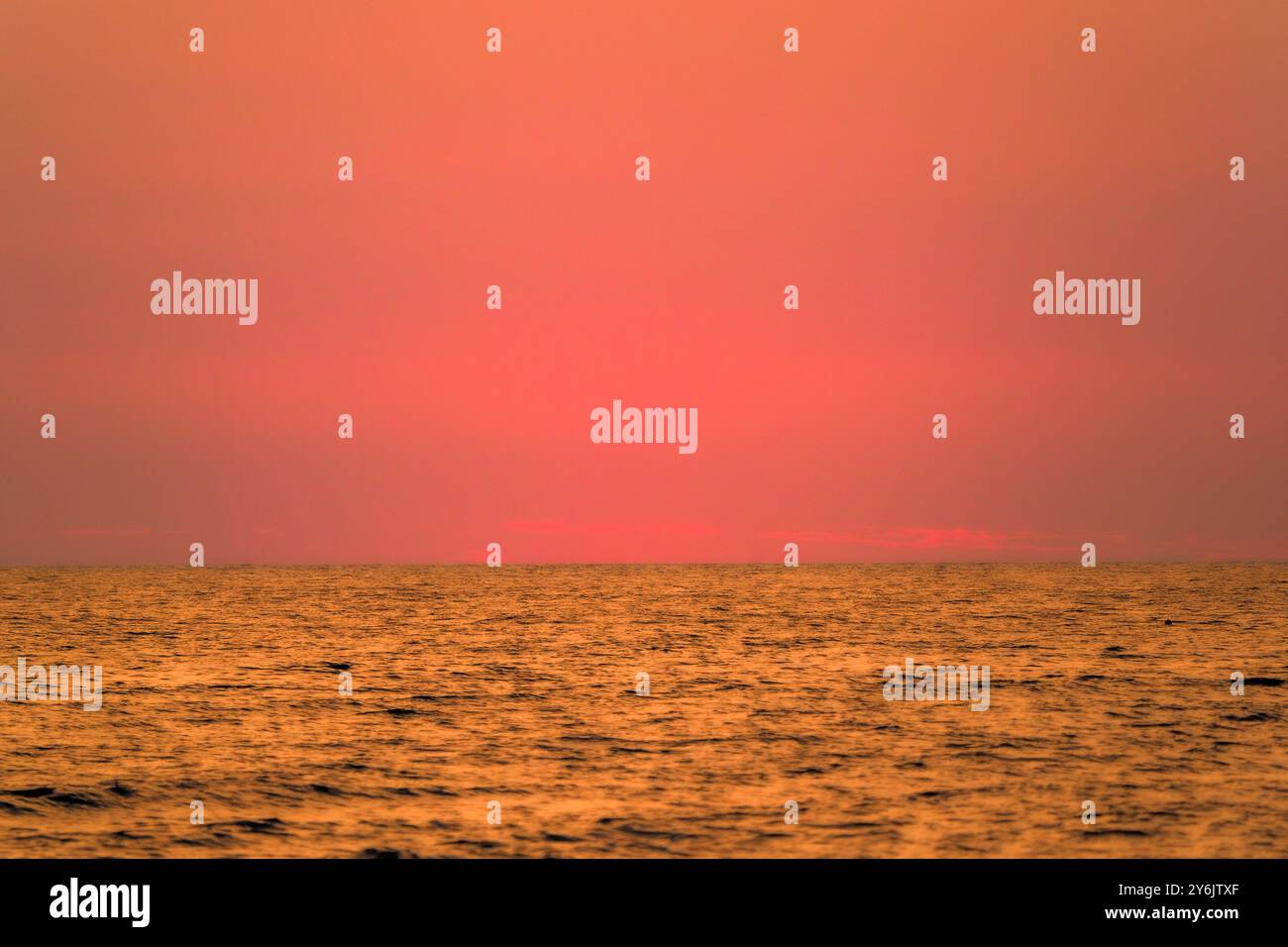 Mare Tirreno vicino al Lido di Ostia dopo il tramonto - Roma, Italia Foto Stock