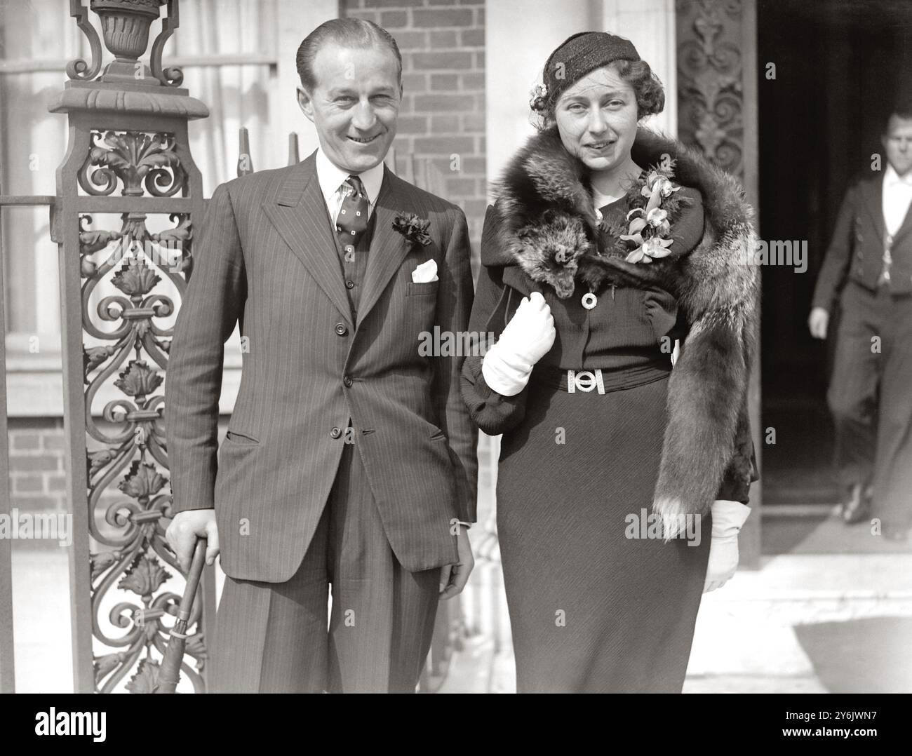 Alle nozze del tenente C J Forbes , R N e Miss Hagen alla chiesa di San Marco , North Audley Street , Londra , Inghilterra . Tommy Cullinan , il fantino e allenatore e sua moglie ( ex Miss Noreen Stella Barlow ) . 26 MARZO 1936 NON PER LA RIPRODUZIONE MA SOLO PER USO PRIVATO Foto Stock