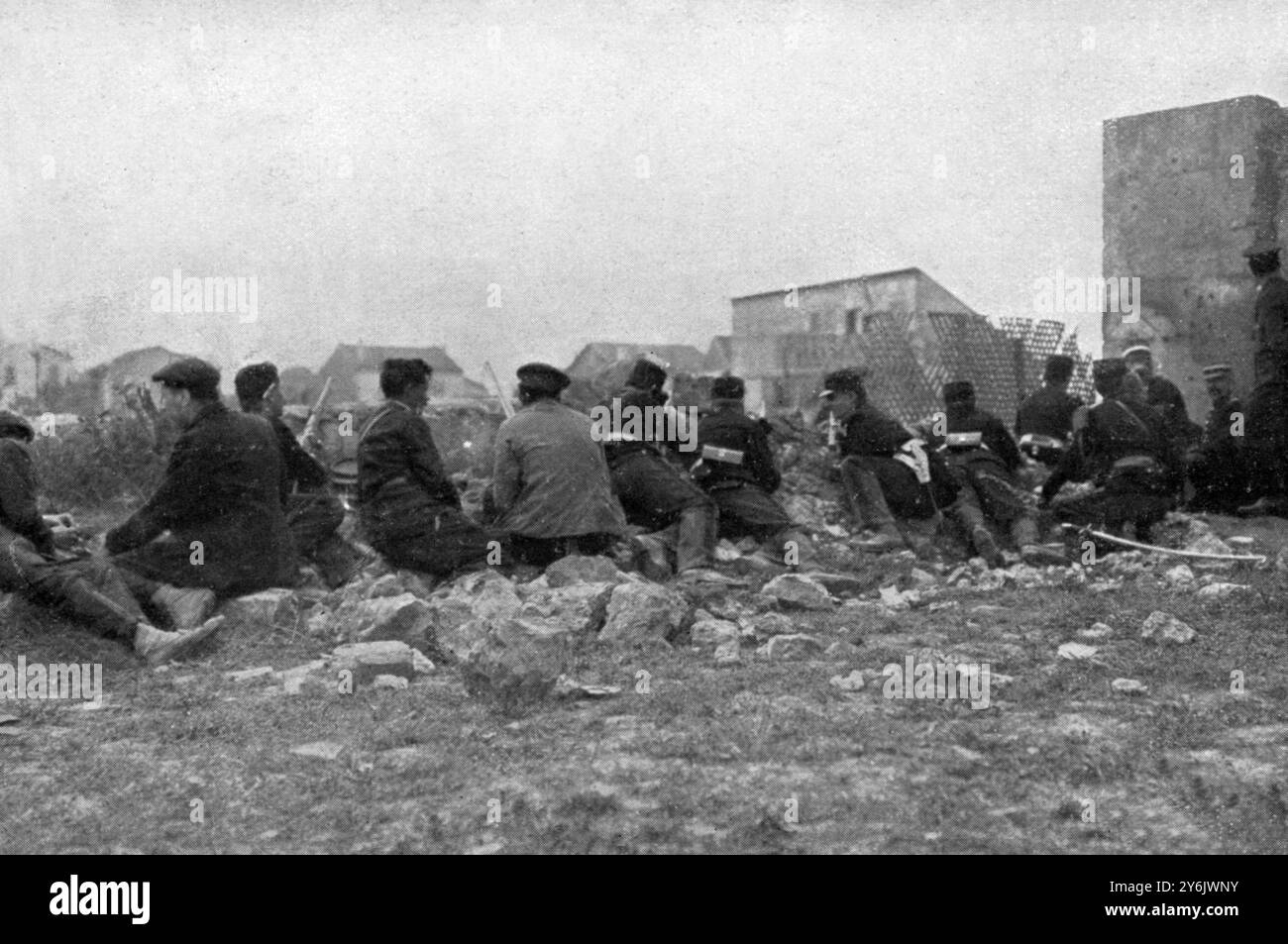 Il capo della banda Bonnot, Jules Bonnot, corre a terra in un garage a Choisy-le ROI , a 10 miglia da Parigi dove è stato assediato dalle guardie repubblicane per cinque ore prima che facessero esplodere il garage . 28 aprile 1912 . Alcuni assedianti si trincerarono : gendarmi , detective e civili in azione contro Bonnot . La Bonnot Gang era un gruppo anarchico criminale francese che operò in Francia e in Belgio durante la Belle Époque , dal 1911 al 1912 . Composta da individui che si sono identificati con l'ambiente illegalista emergente, la banda ha utilizzato tecnologie all'avanguardia (tra cui automobili e Foto Stock