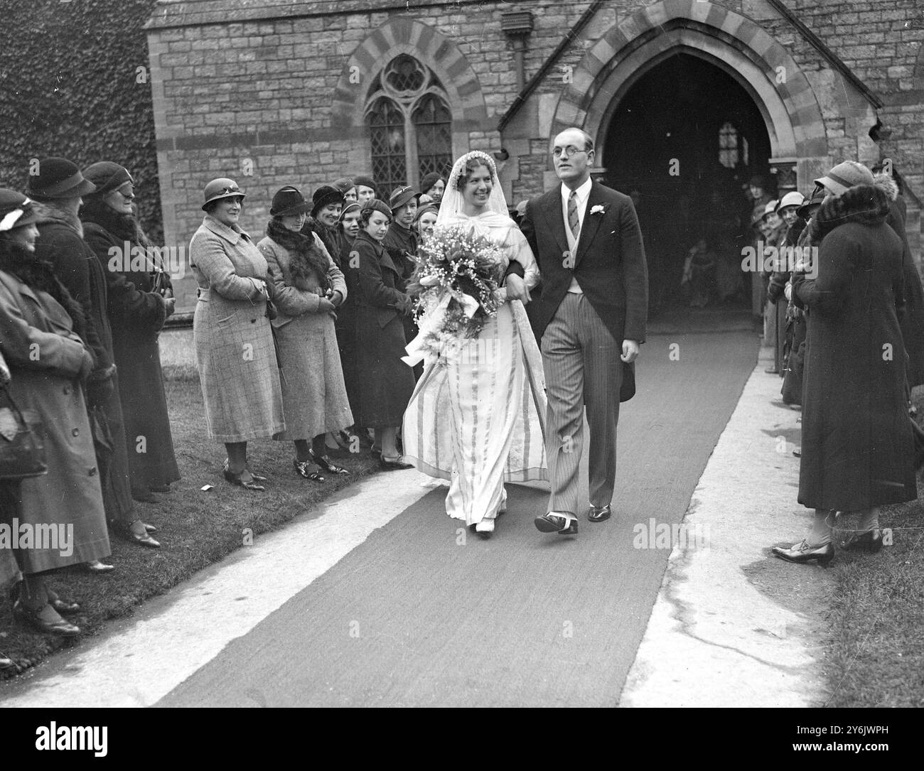 Le nozze del signor H Richard Webster e della signorina Clare Margaret Russell alla chiesa parrocchiale di Harpenden , Hertfordshire , Inghilterra . 2 marzo 1936 Foto Stock