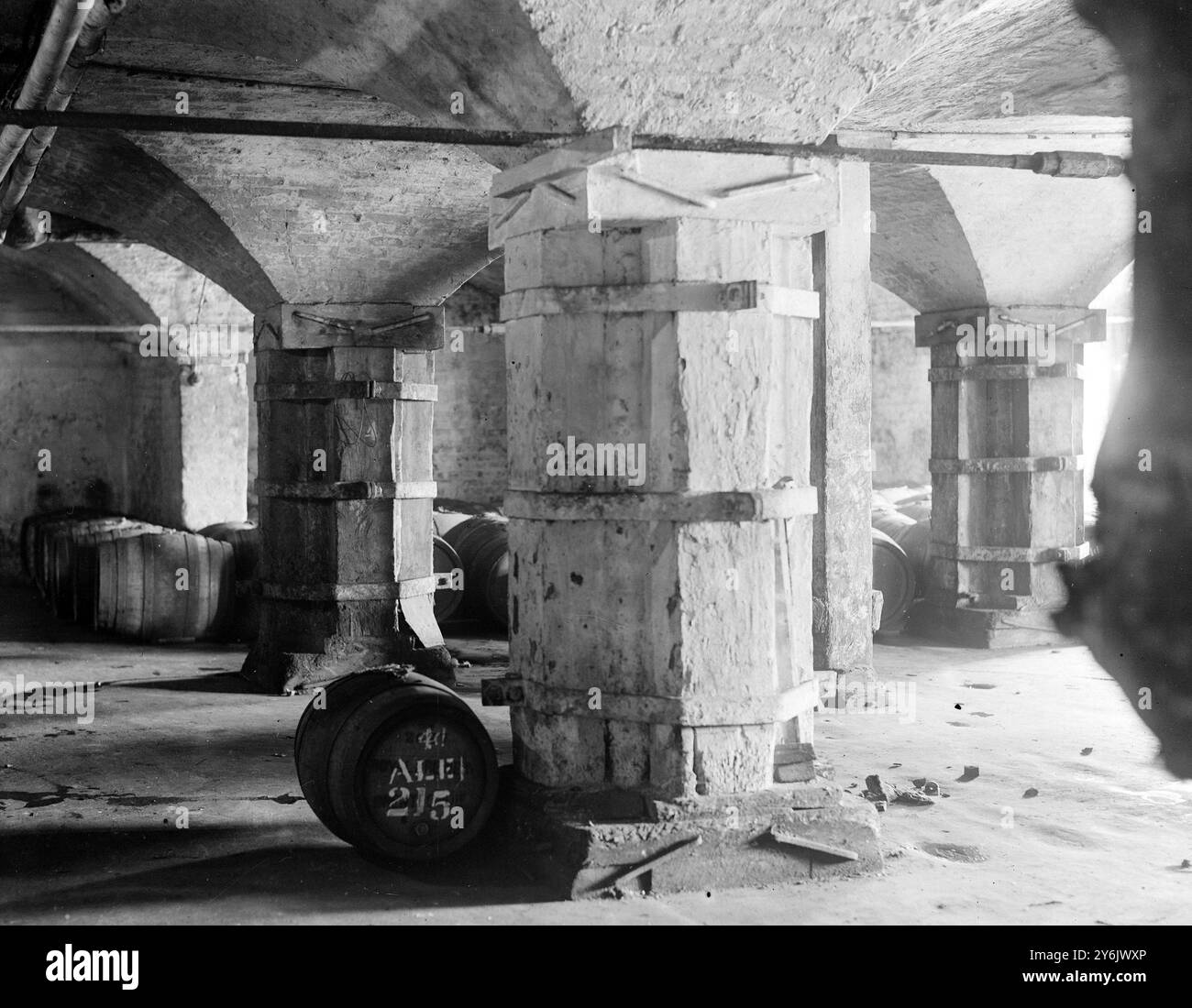 La chiusura della Royal Brewery a Brentford , West London , Inghilterra . Una vista delle vecchie cantine che si affacciano sul Tamigi e sono in uso continuo da oltre 200 anni. 21 aprile 1923 Foto Stock