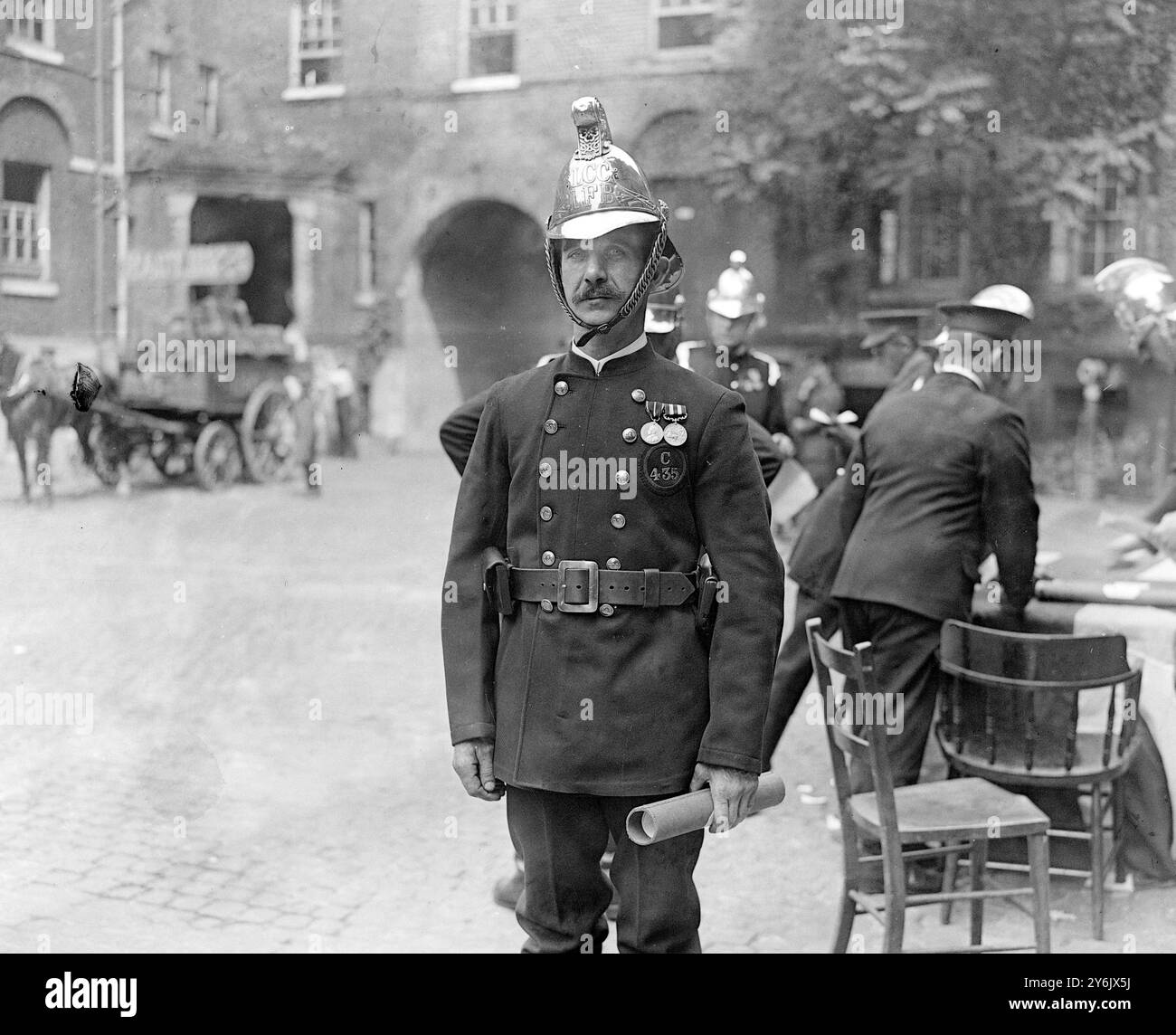 Presentazione dei premi agli uomini dei Vigili del fuoco di Londra - Fireman G . Swain che ha ricevuto la medaglia di prima classe ( del vigile del fuoco V . C . ) Swain ha ricevuto anche la Medaglia d'argento del Consiglio e il Carnegie Hero Fund gli ha conferito il certificato onorario e la somma di £ 10 ©TopFoto Foto Stock