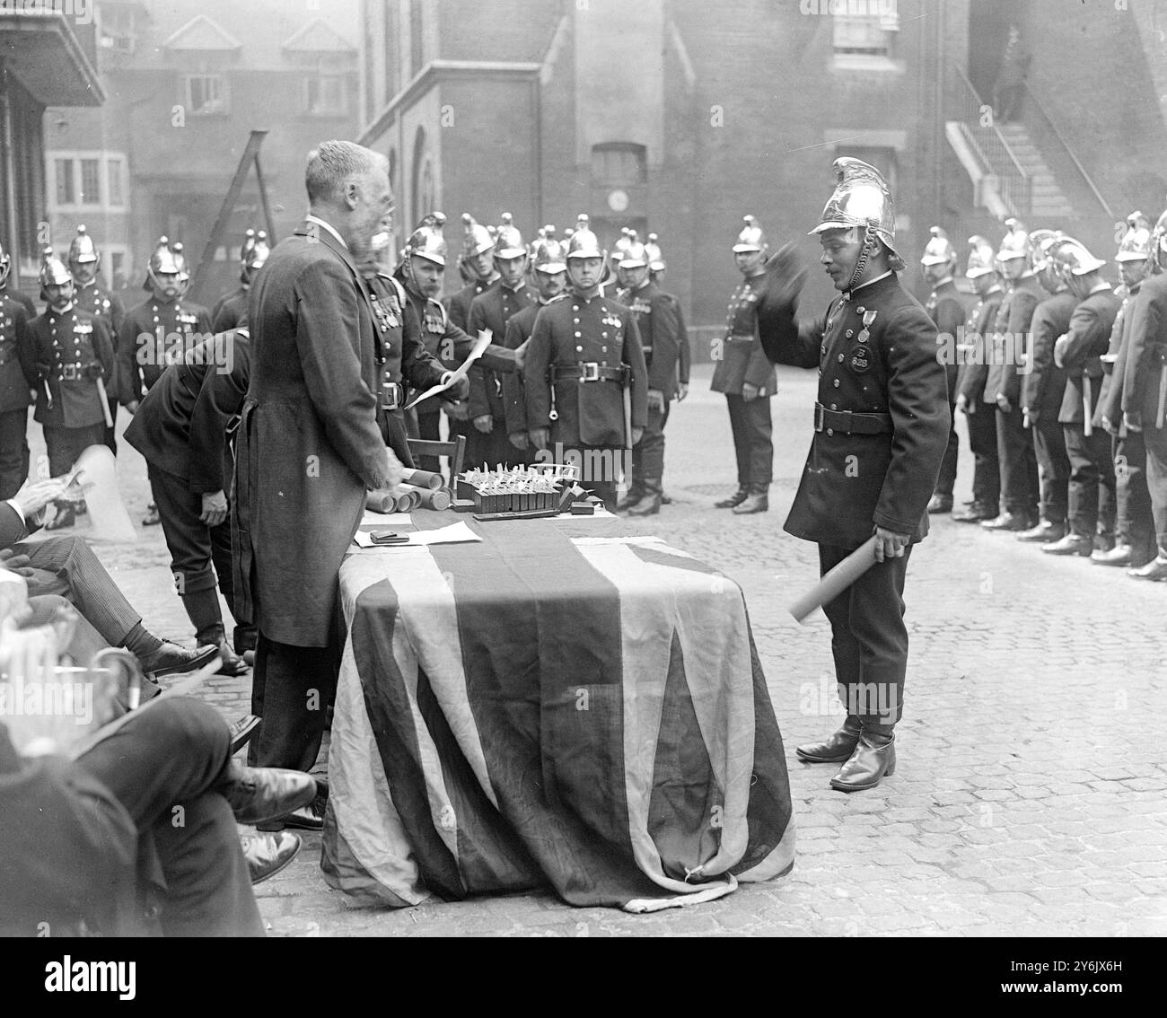 Presentazione dei premi agli uomini dei Vigili del fuoco di Londra Mr C. A . Henley , un vigile del fuoco che ha ricevuto il premio per aver salvato la vita dopo essere stato ferito da una bomba esplosiva in occasione di un raid Zeppelin . ©TopFoto Foto Stock