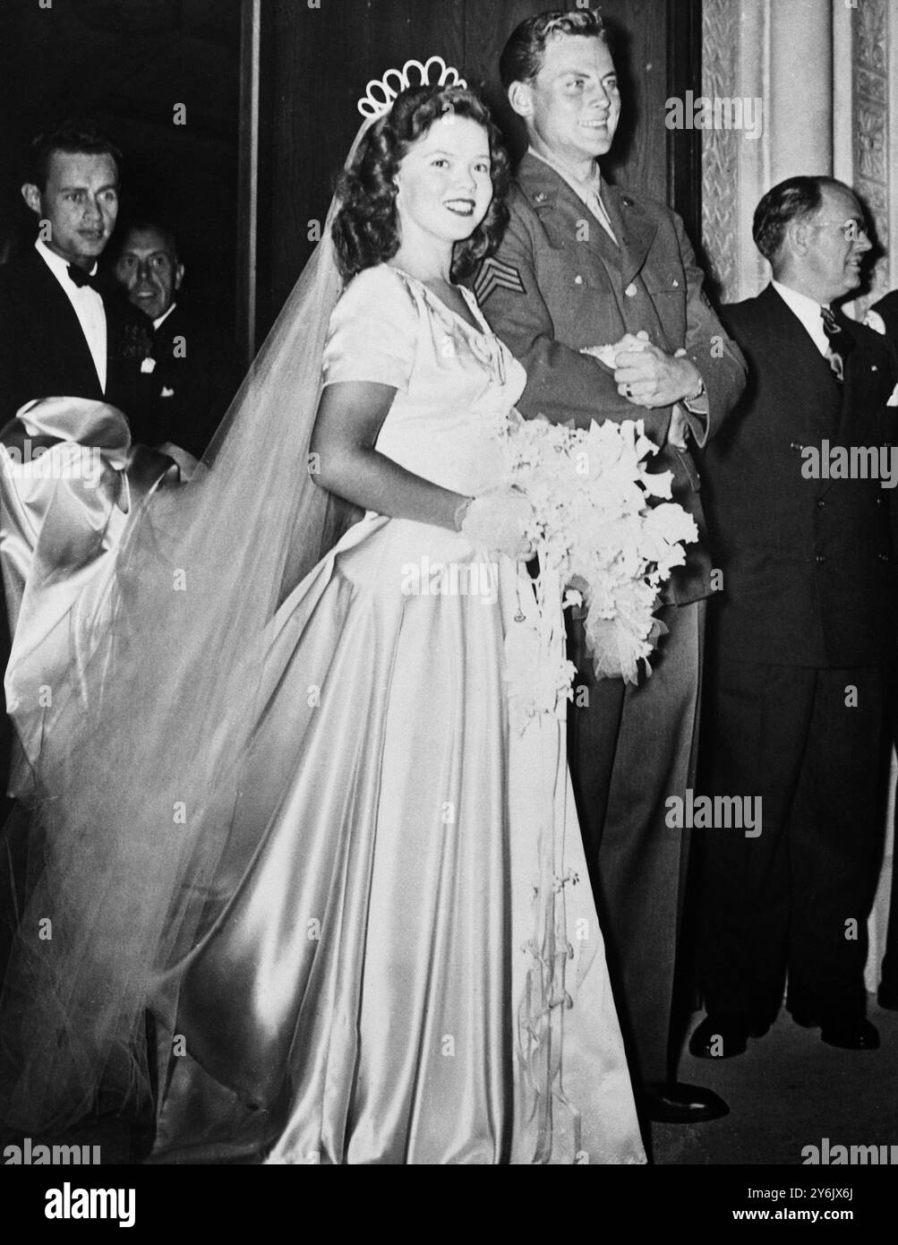 Attrice diciassettenne , Shirley Temple che si sposa con il soldato - diventato attore John Agar . Era il suo primo matrimonio. 19 settembre 1945 Foto Stock