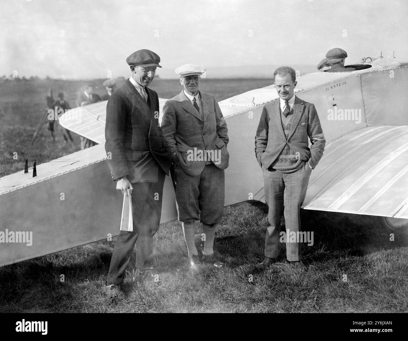 Test aeroplani leggeri a Lympne , Hythe , Kent , Inghilterra . C . F . Uwins, Capitano F. S . Barnwell , T . W . Campbell , accanto al Bristol Brownie . Settembre - ottobre 1924 Foto Stock