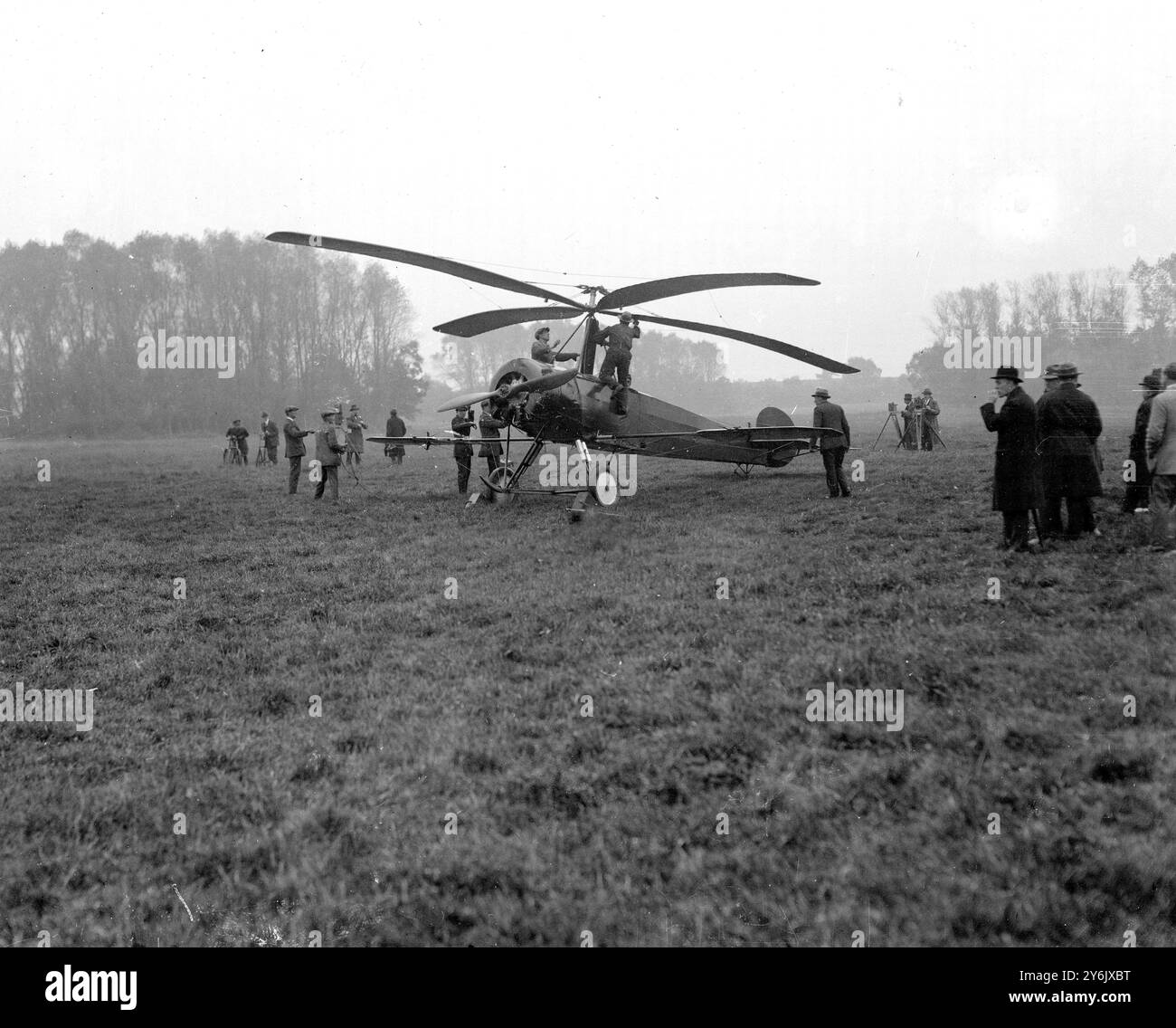 Aeroporto di Farnborough , Hampshire , Inghilterra . L'aeroplano Cierva Autogiro , che viene presentato al Ministero dell'aria , può salire quasi verticalmente e librarsi in aria . 19 ottobre 1925 Foto Stock