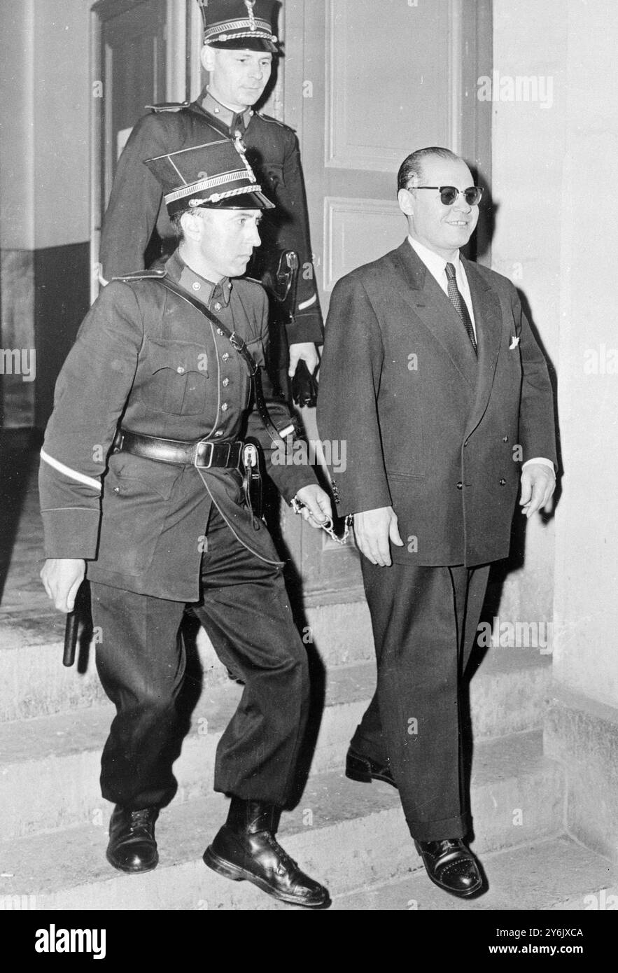 Carmelo o Eugene Messina Tournai , Belgio . Tribunale di Tournai, Belgio, i fratelli Messina hanno condannato per accuse di traffico di schiavi bianchi, passaporti falsificati. Possesso di armi da fuoco e ingresso illegale in Belgio. Carmelo Messina condannato a dieci mesi, il che significa il suo immediato rilascio dopo che due accuse erano state respinte e Eugene Messina condannato a sette anni. 7 giugno 1956 Foto Stock