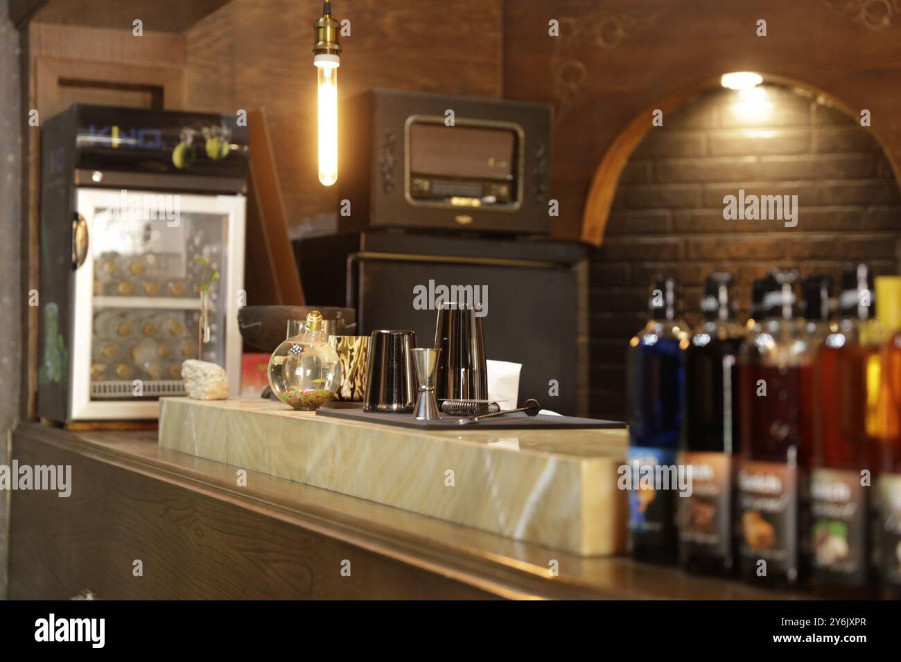Accogliente e tradizionale caffetteria persiana con illuminazione calda e arredamento vintage Foto Stock