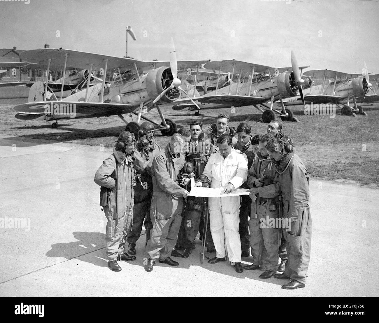 Biggin Hill Aerodrome , Kent , Inghilterra London Air Defence Maneuvers . I piloti del No. 32 Squadron , Biggin Hill , sono informati sulla pista , con il loro aereo da caccia, Gloster Gauntlets , dietro di loro . 1937 Foto Stock