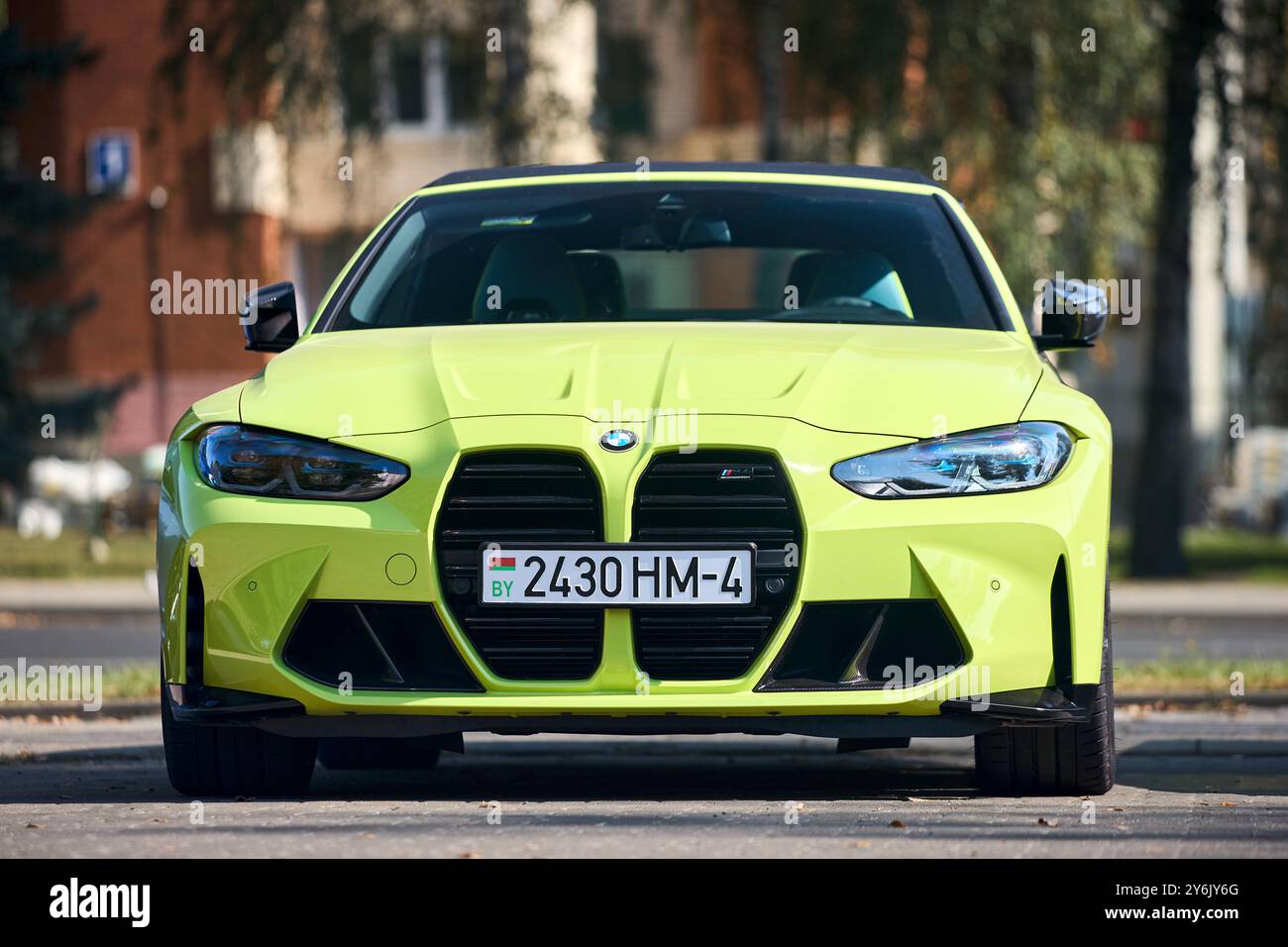 Minsk, Bielorussia - 18 settembre 2024: Nuovissima BMW M4 G82 Competition 2020-presente, prodotta e commercializzata da BMW parcheggiata su sfondo urbano Foto Stock