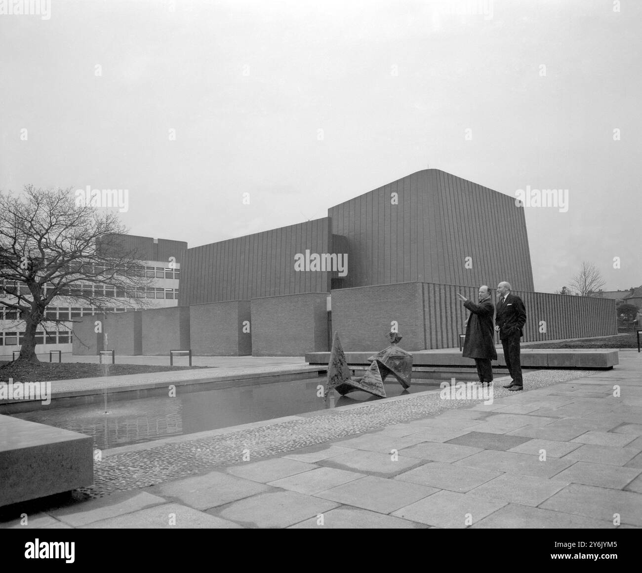 L' architetto responsabile della nuova cattedrale di Coventry , Sir Basil Spence ( a sinistra ) , sottolinea le caratteristiche architettoniche del Nuffield Theatre che ha progettato per l' Università di Southampton , che è stato mostrato alla stampa oggi . Con lui è il direttore universitario del dramma , il dottor Richard Southern . Il teatro si trova al centro del sito universitario , dove i suoi lati rivestiti di rame fanno una notevole aggiunta agli edifici universitari . La fondazione Nuffield diede 130.000 sterline per la costruzione del teatro. 6 gennaio 1963 Foto Stock