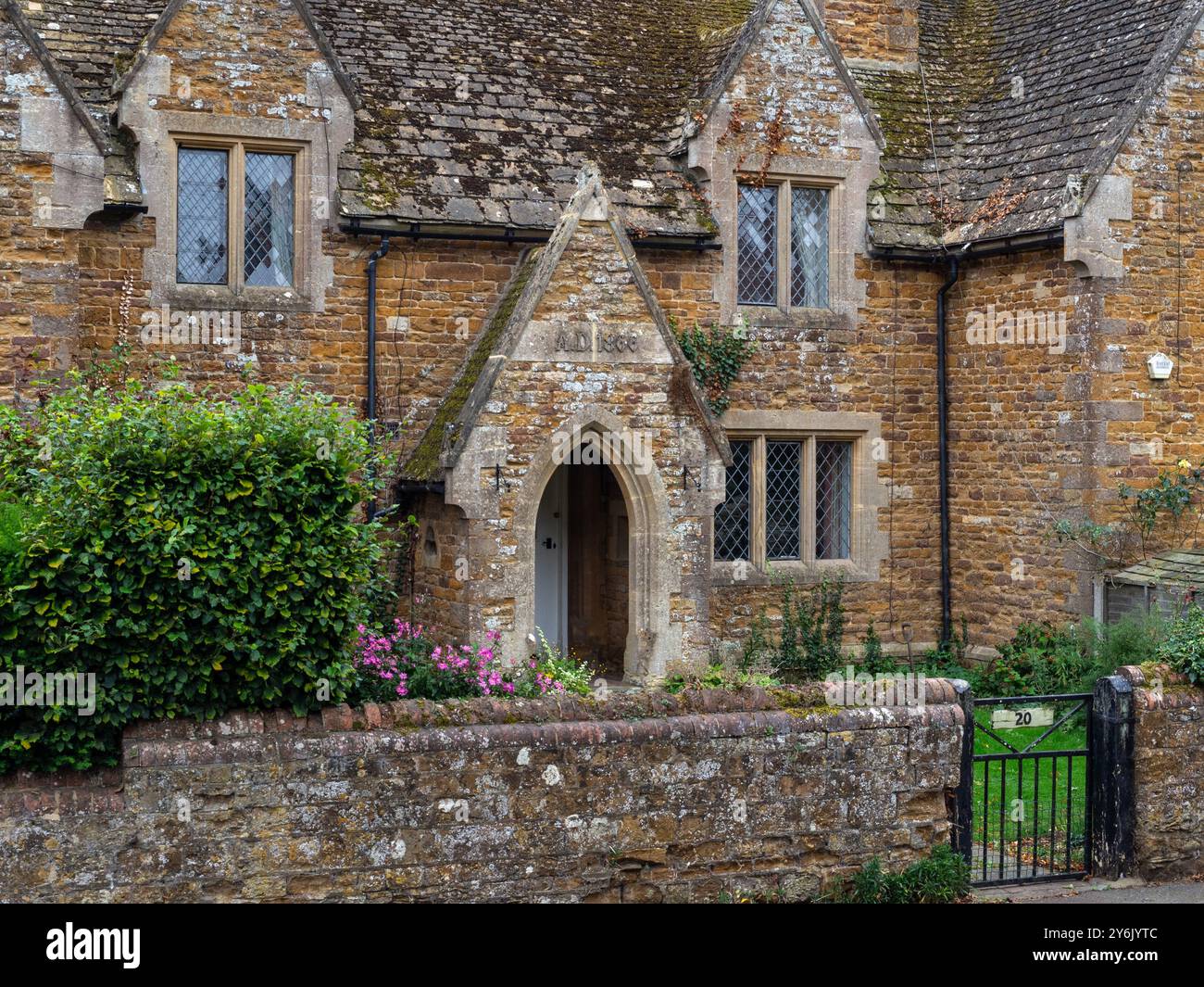 Proprietà in pietra del periodo con la data del 1866 incisa, nel villaggio di Ashley, Northamptonshire, Regno Unito Foto Stock