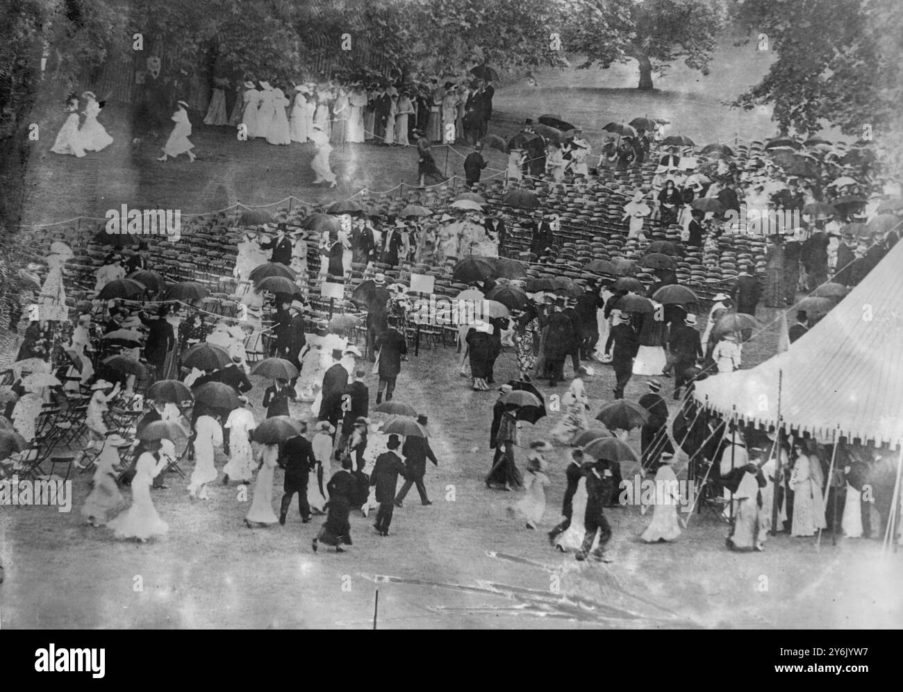Giorgio V morì il 20 gennaio 1936 suo figlio maggiore regnò come Edoardo VIII per soli undici mesi nell'estate del suo breve regno sostituì le noiose cerimonie di presentazione con una festa in giardino qui gli ospiti si scagliano per ripararsi dalla pioggia Foto Stock