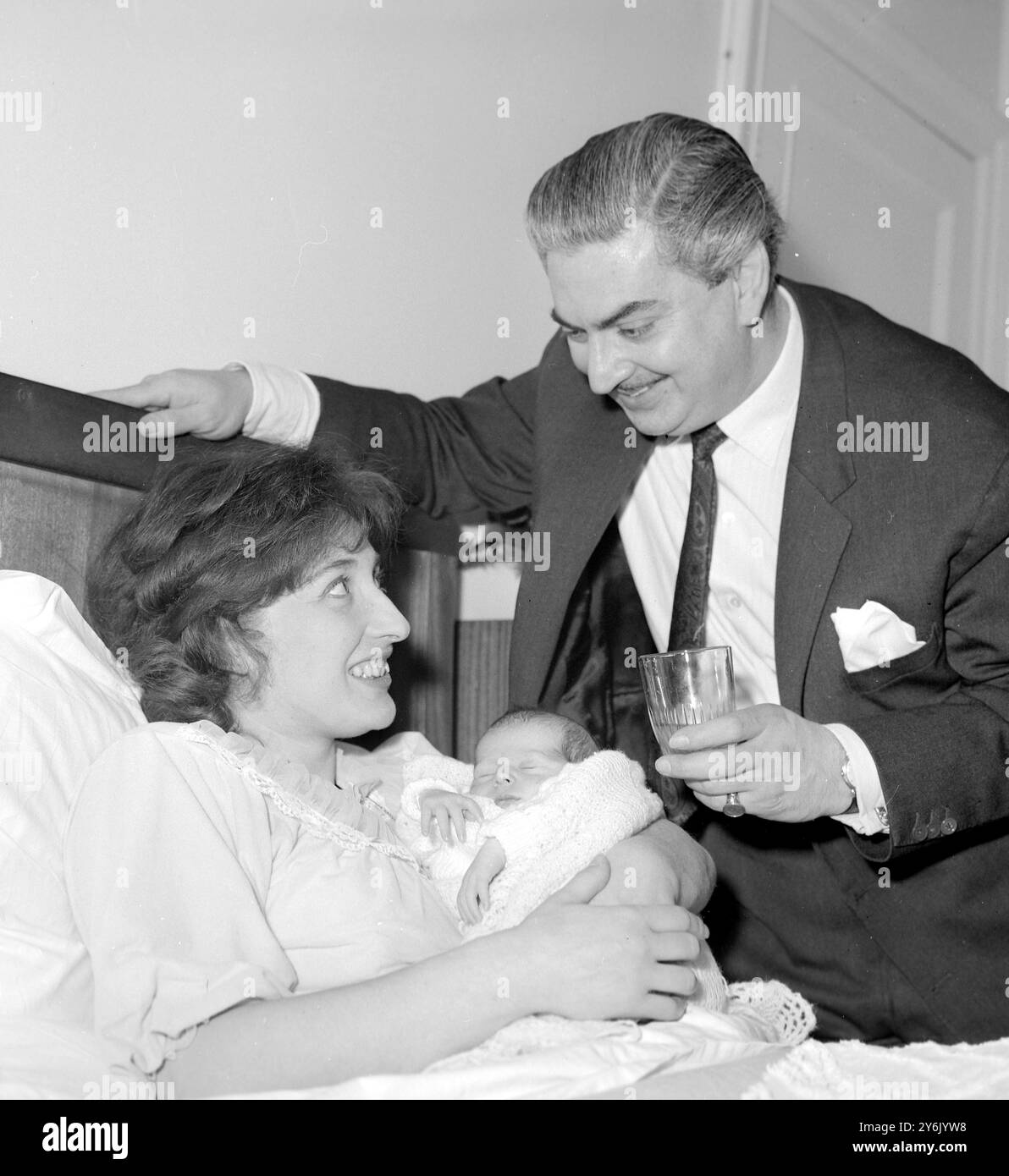 Londra : l' attore Harold Kasket protagonista di The Sound of Music, attualmente in esecuzione al Palace Theatre di Londra , è raffigurato oggi alla St Johns Wood Nursing Home , dove ha visitato sua moglie Esther e il loro neonato bambino , da battezzare Alan , ma durante la visita quest' ultimo ha dormito sonni tranquilli . 7lb 1oz Alan è nato il 12 dicembre. Questo è il secondo bambino per il Kasket 's e il secondo nato da quando lo spettacolo di Harold è stato inaugurato nel 1961 . La loro figlia, Anna Caroline, nacque nel 1962. 17 dicembre 1963 Foto Stock