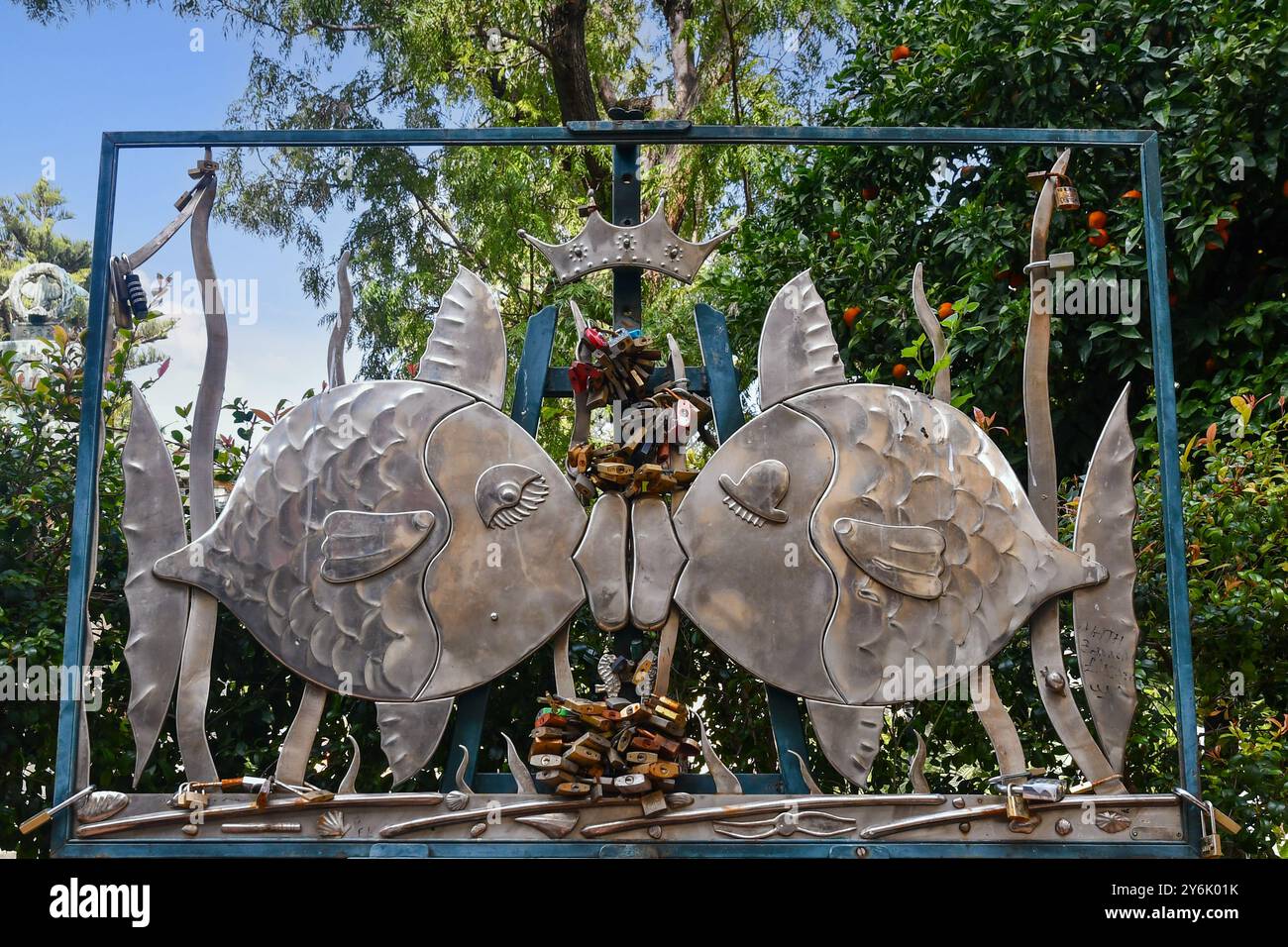 Logo della città "Baciare il pesce" di Mario Berrino, proprietario del caffè Roma e creatore del famoso Muretto di Alassio insieme all'amico Ernest Hemingway Foto Stock