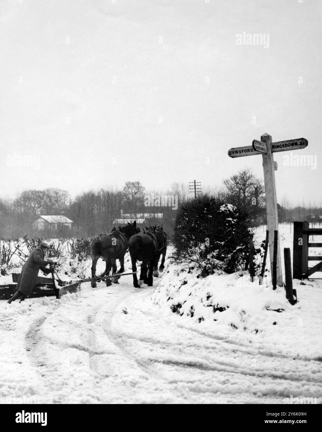 Un aratro innevato trainato da cavalli che pulisce la strada vicino a Eynsford 1940 Foto Stock