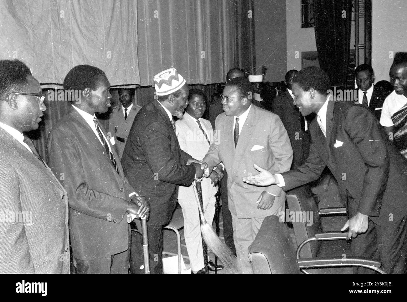 Leopoldville , Congo : il presidente del Congo Joseph Kasavubu ( indossando un bicchiere ) saluta il leader del Kenya Jomo Kenyatta alla sessione di apertura della Conferenza Pan African Freedom Movement for Eastern , Central and Southern Africa Conference a Leopoldville . Sulla sinistra si trovano il Premier ugandese Milton Obote e il ministro degli Esteri del Congo Justin Bomboko . Gennaio 1962 Foto Stock