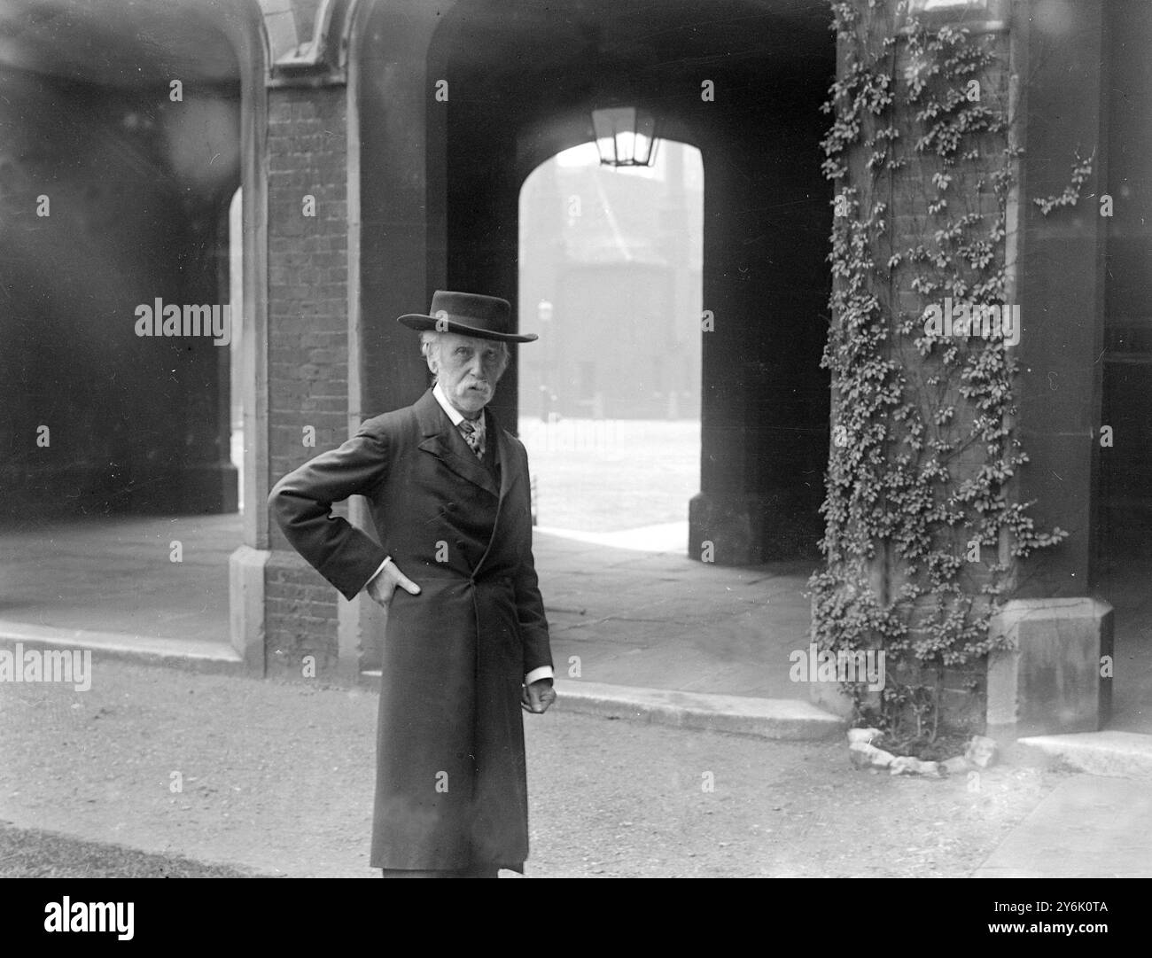 Il signor Walter Greaves , allievo di 80 anni dell' artista Whistler , eletto fratello della Certosa , si trova qui nei suoi nuovi quartieri . Foto Stock