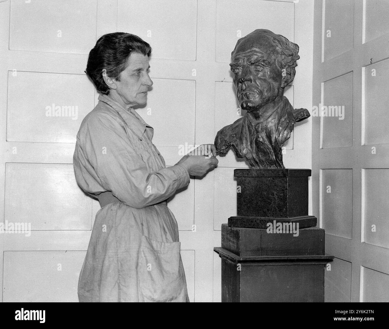 Una nuova serie di fotografie di Lady Hilton Young al lavoro nel suo studio a Bayswater . Lady Hilton Young era la vedova del capitano Robert Falcon Scott, l'esploratore antartico. 26 marzo 1931 Foto Stock