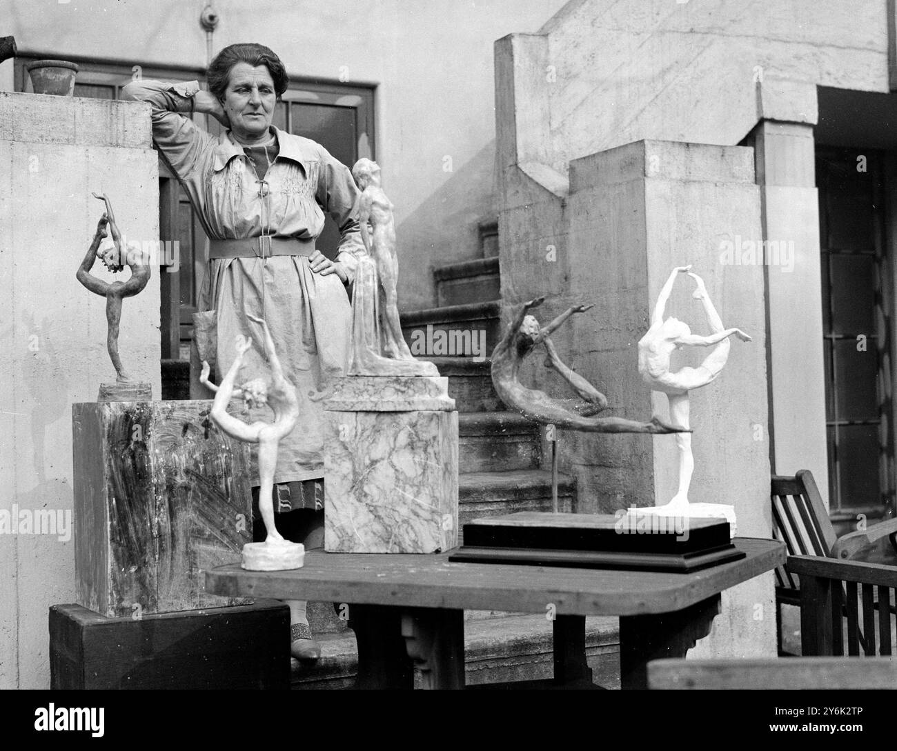 Una nuova serie di fotografie di Lady Hilton Young al lavoro nel suo studio a Bayswater . Lady Hilton Young era la vedova del capitano Robert Falcon Scott, l'esploratore antartico. 26 marzo 1931 Foto Stock