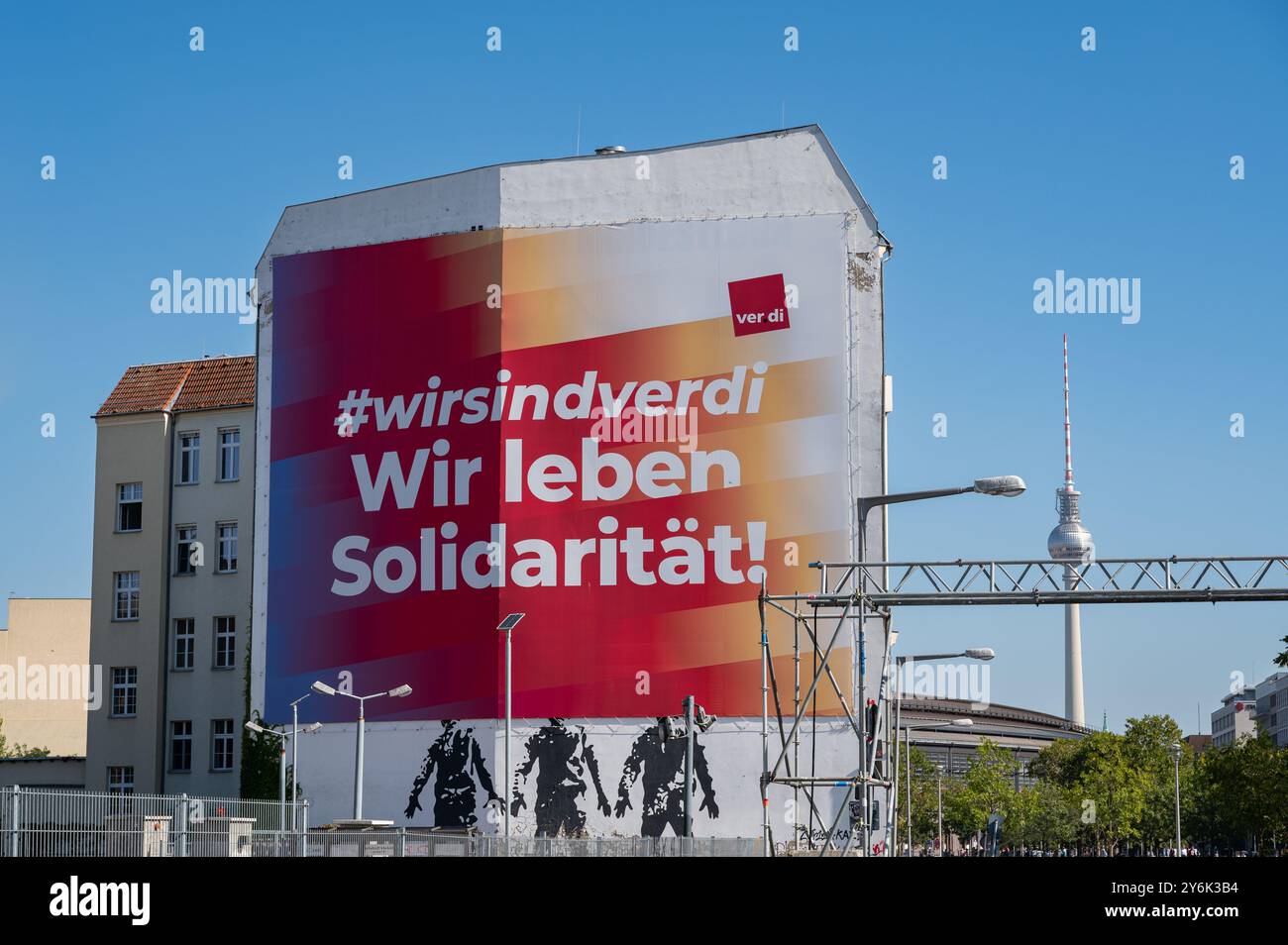 20.09.2024, Berlino, Germania, Europa - Un enorme vessillo del sindacato dei servizi Uniti (Verdi Gewerkschaft) è esposto su un muro di un edificio a Berlino. Foto Stock