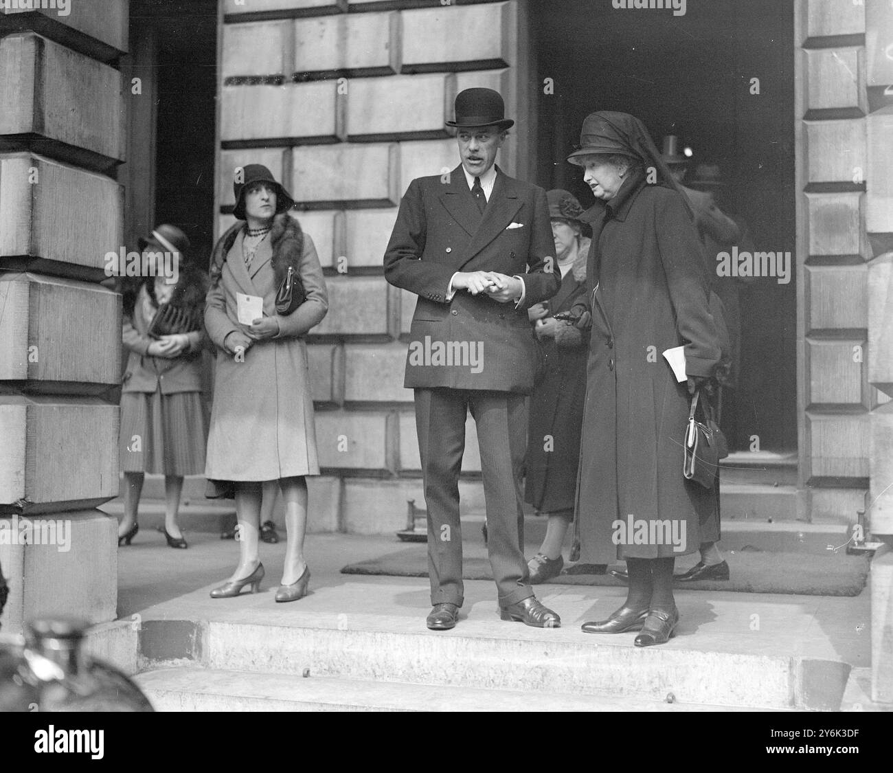 Tour privato di un giorno alla Royal Academy of Arts di Burlington House a Piccadilly, Londra, Inghilterra. Onorevole ed Lascelles e contessa vedova di Harewood . 1930 Foto Stock