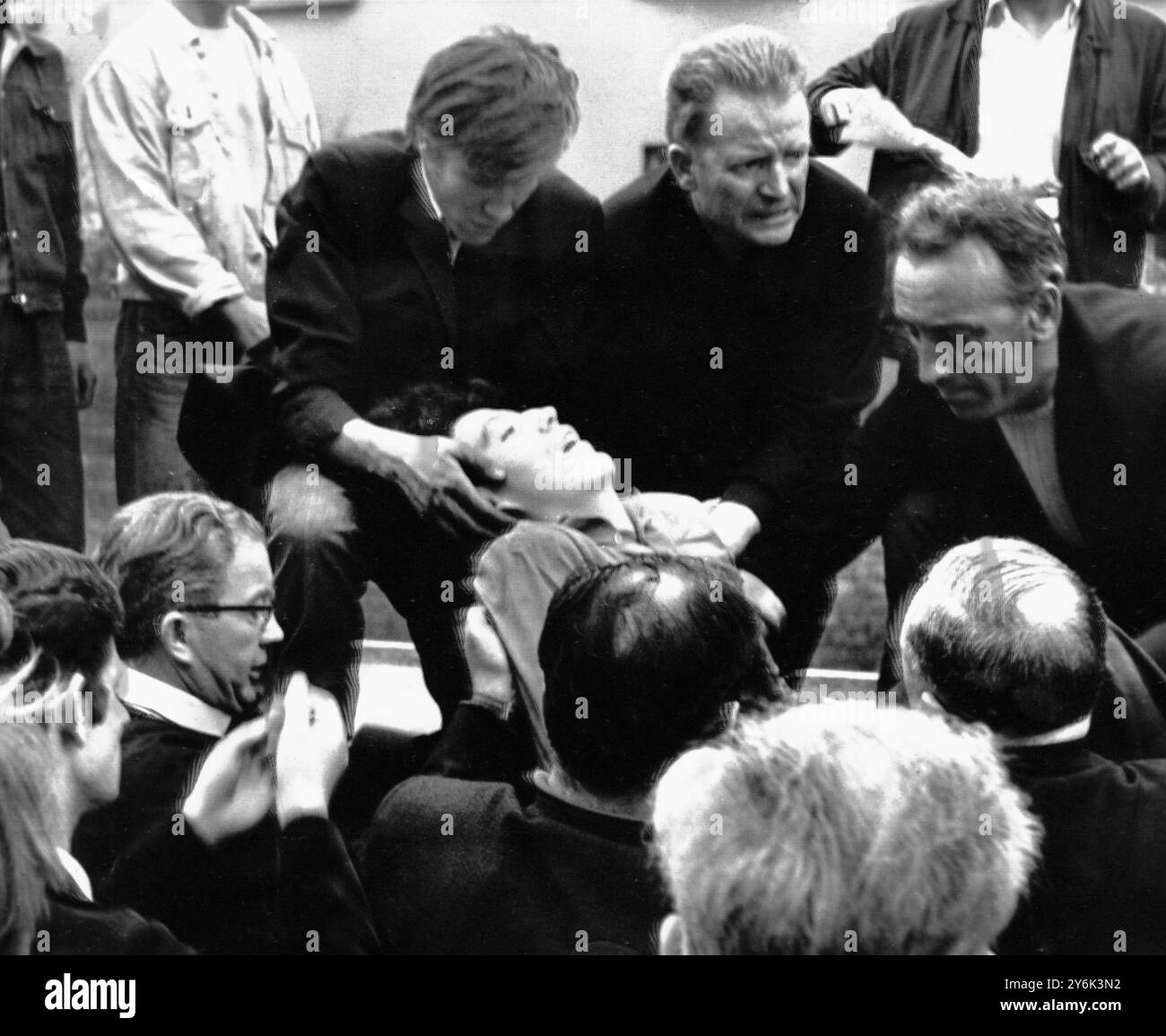 Belfast . Irlanda del Nord . Un giovane presumibilmente colpito da proiettili in un'esplosione di fuoco tra la Catholic Falls Road e le aree protestanti Shankill di questa città, viene portato in un camion per essere portato in ospedale quando scoppiò violenza nella zona. Le truppe britanniche marciarono nella città e gettarono barricate nel tentativo di separare i rivoltosi cattolici e protestanti. 15 agosto 1969 Foto Stock