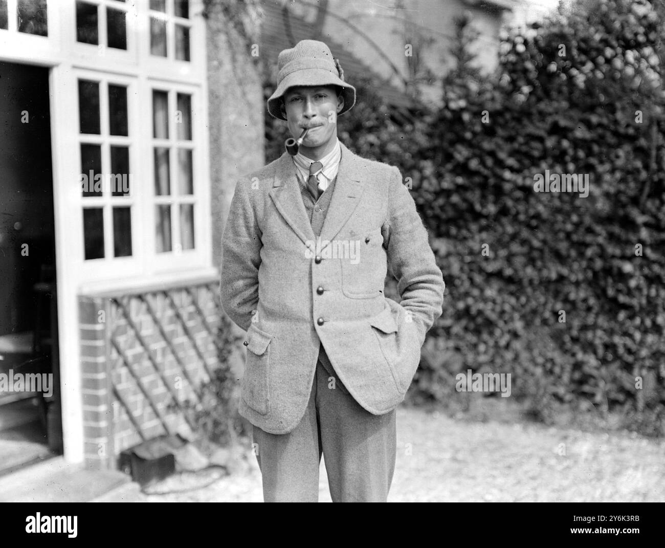 Maggiore W . T . Blake , il famoso aviatore che lo scorso anno ha tentato di volare in giro per il mondo , è tornato con molte preziose reliquie provenienti dall' alto Egitto . Foto Stock