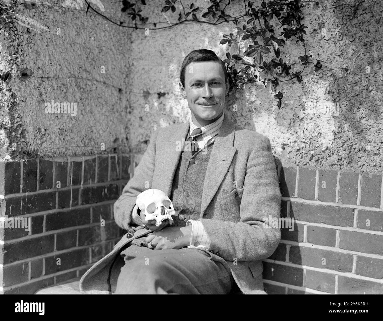 Il maggiore W T Blake , il famoso aviatore che l' anno scorso ha tentato di volare intorno al mondo , è tornato con molte preziose reliquie provenienti dall' alto Egitto . Foto Stock