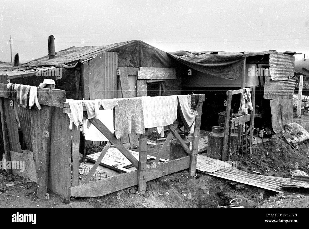 Dublino: I "tinkers" non sono certo romeni, ma nomadi, che vivono in queste antiche carovane. Gestiscono il consueto complemento irlandese dei bambini . 14 maggio 1966 Foto Stock