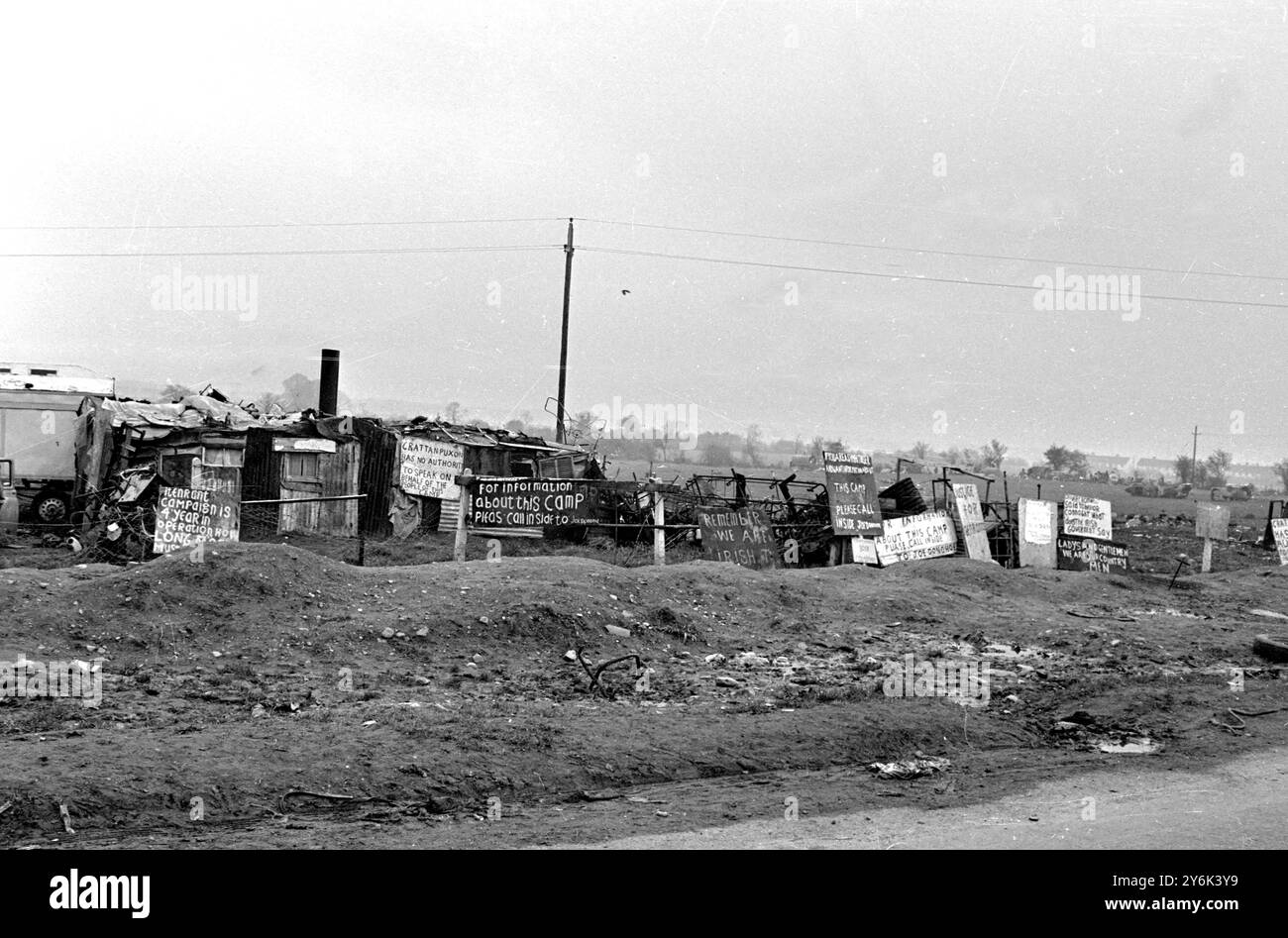Dublino: I "tinkers" non sono certo romeni, ma nomadi, che vivono in queste antiche carovane. Gestiscono il consueto complemento irlandese dei bambini . 14 maggio 1966 Foto Stock