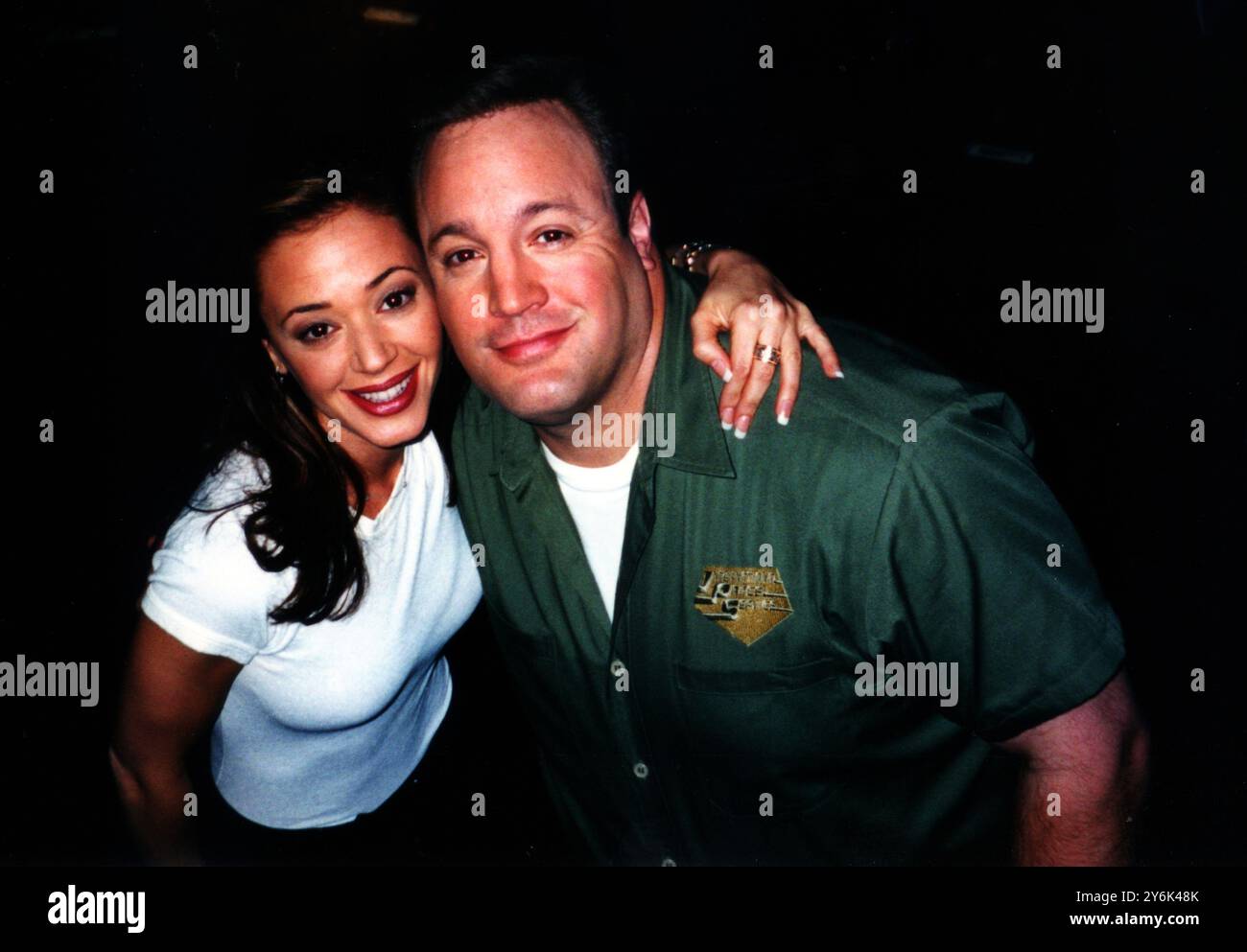 Leah Remini e Kevin James posano sul set di "The King of Queens" a Los Angeles, CALIFORNIA, nel 2000 sul lotto Sony. *Esclusiva non pubblicata* Foto Stock