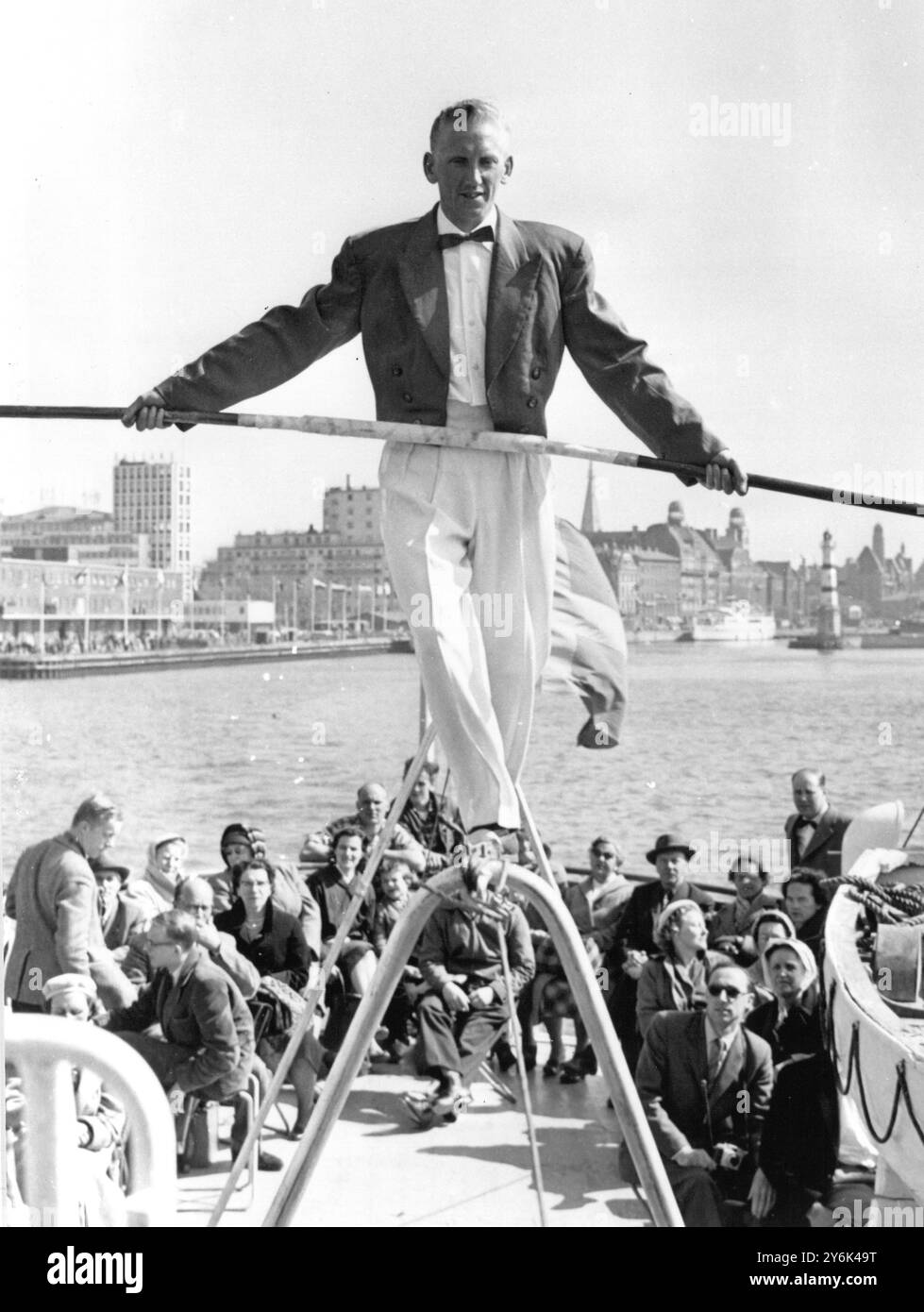 Un modo per vincere una scommessa e una vacanza in Germania è stato trovato dall' esecutore svedese Allan Lunberg - sta camminando la corda dalla Svezia alla Danimarca , bilanciandosi precariamente sulla corda nonostante le condizioni meteorologiche avverse , dato che il traghetto Lysekil si è arato da Malmoe , Svezia , a Copenaghen , Danimarca . Un collega tedesco lo aveva scommesso che non poteva farlo . 9 maggio 1959 Foto Stock