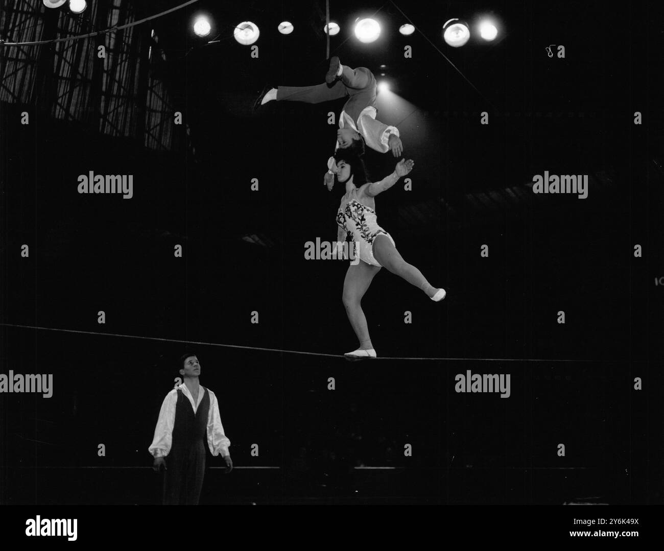 Due teste sono meglio di una per questo trick mozzafiato sulla corda stretta del Circo di Bertram Mills a Olympia , Londra . L'adolescente Anna Aratas, italiana, salda il suo fratello di 12 anni sulla testa 18 dicembre 1958 Foto Stock