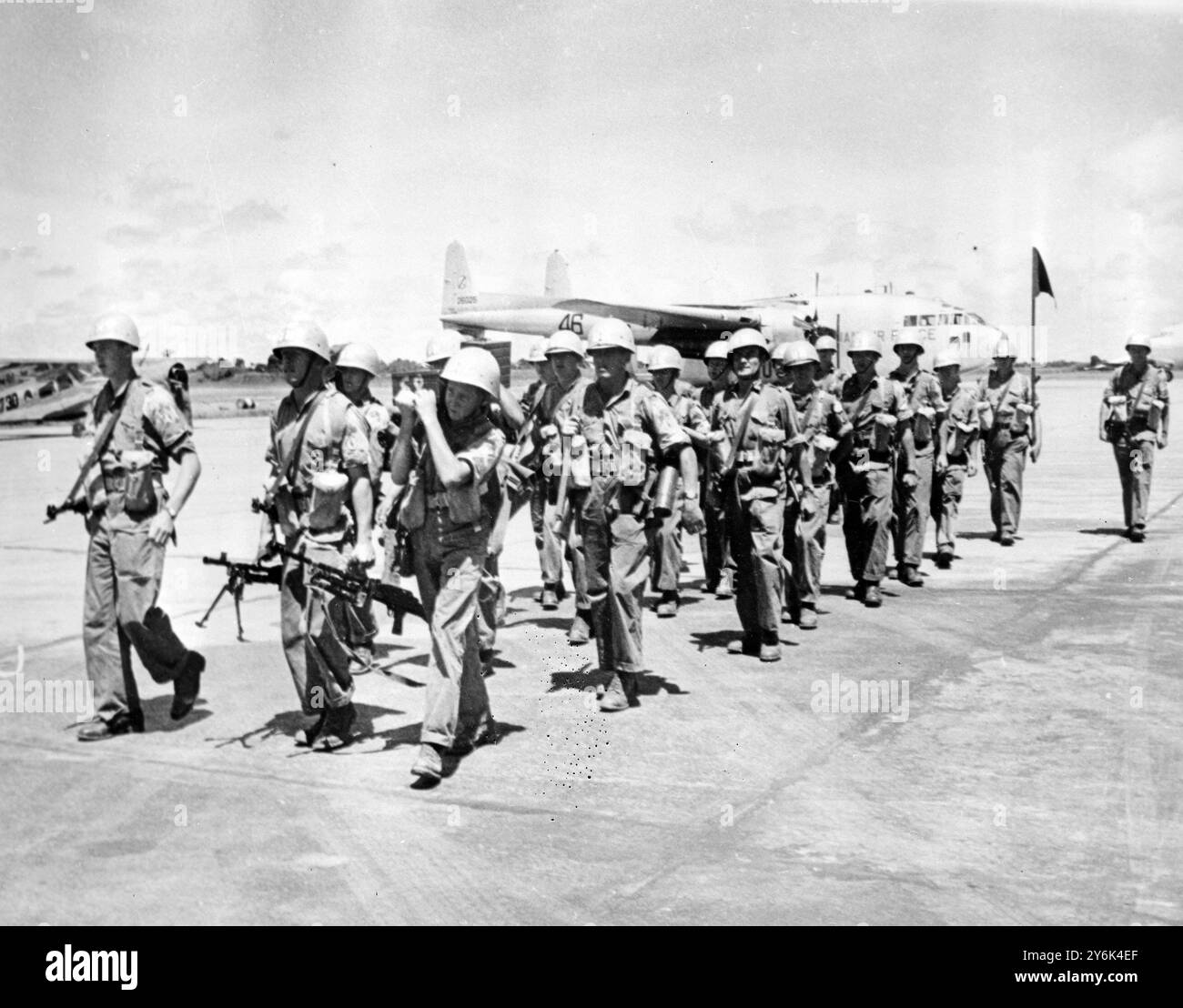 Elisabethville , Katana . Le truppe irlandesi delle Nazioni Unite si formano dopo essere salite dagli aerei da trasporto all'aeroporto di Elisabethville . 8 aprile 1961 Foto Stock