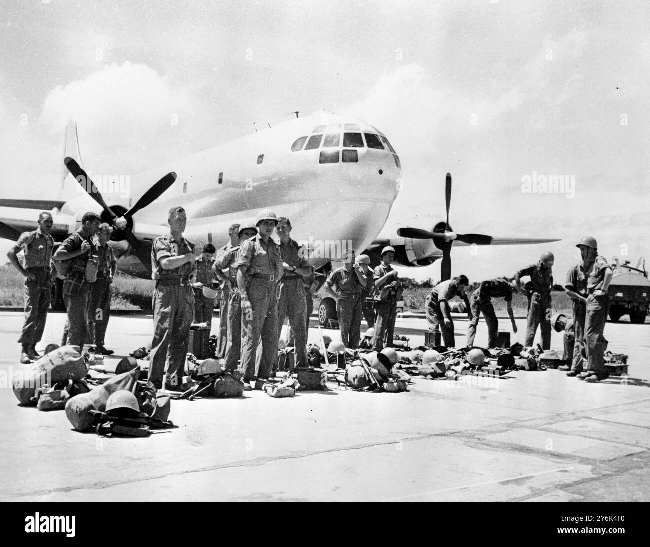 Elisabethville , Katana . Le truppe irlandesi delle Nazioni Unite si formano dopo essere salite dagli aerei da trasporto all'aeroporto di Elisabethville . 8 aprile 1961 Foto Stock
