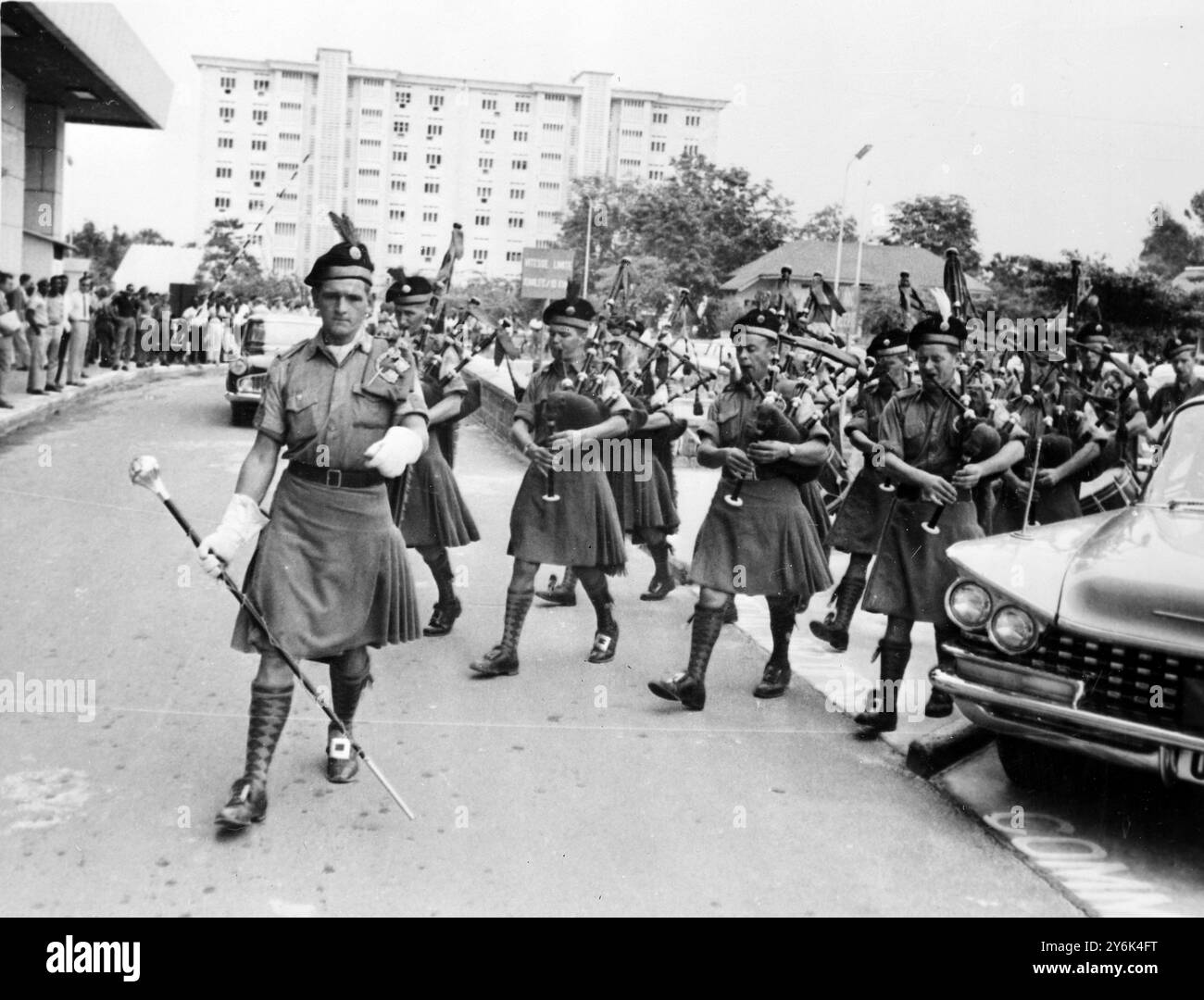 Leopoldville : - - porta un tocco di Ould Oirish alla colorata Leopoldville , truppe dalla marcia dell' Isola di Smeraldo , kilt volanti , fino alla gonna delle pipe per le strade . Hanno partecipato a una parata davanti alla sede delle Nazioni Unite . - 27 giugno 1961 Foto Stock
