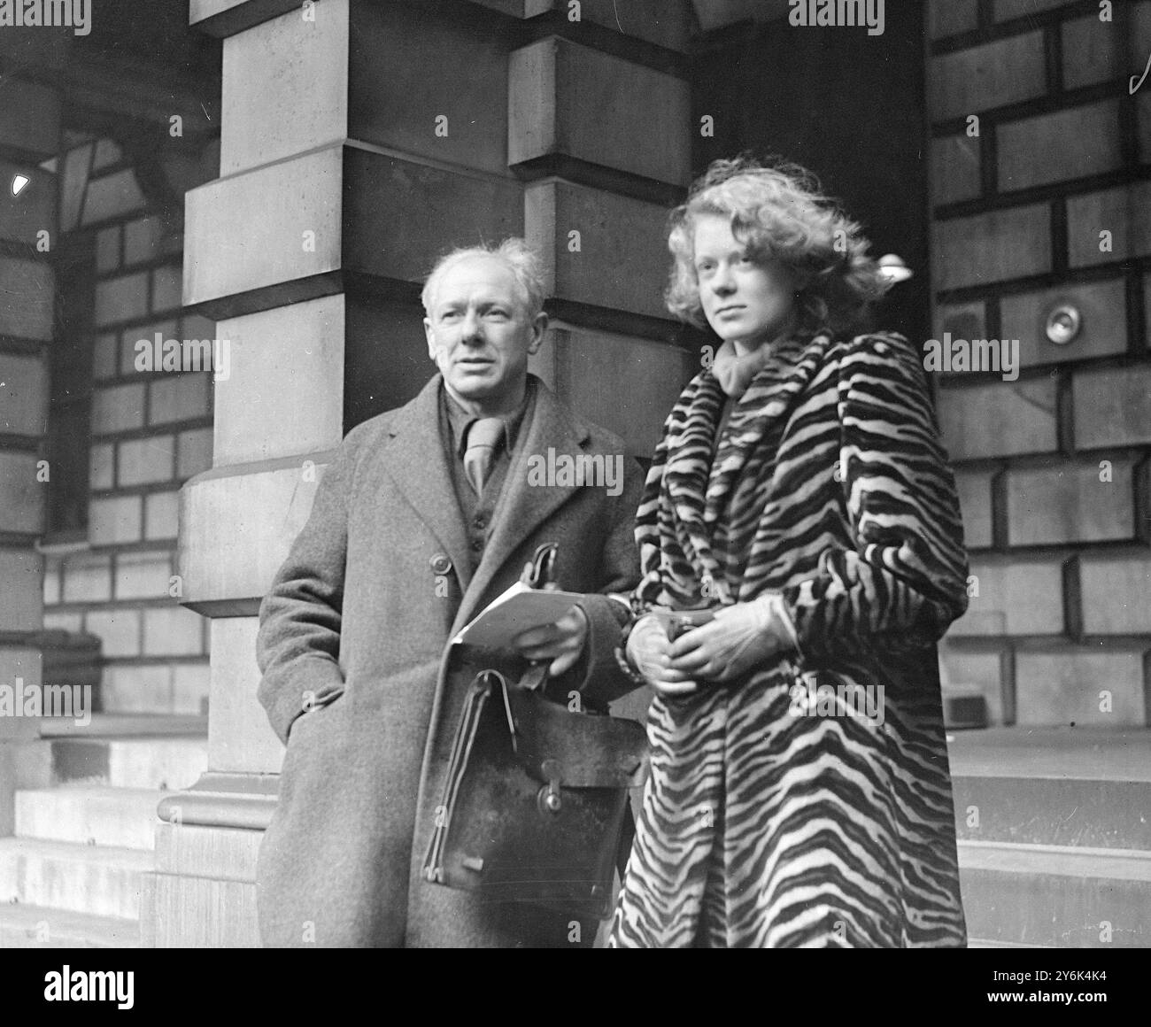 United Artists Exhibition a Burlington House in aiuto della Croce Rossa . Otway McCannell e sua figlia Ursula. 1940 Foto Stock