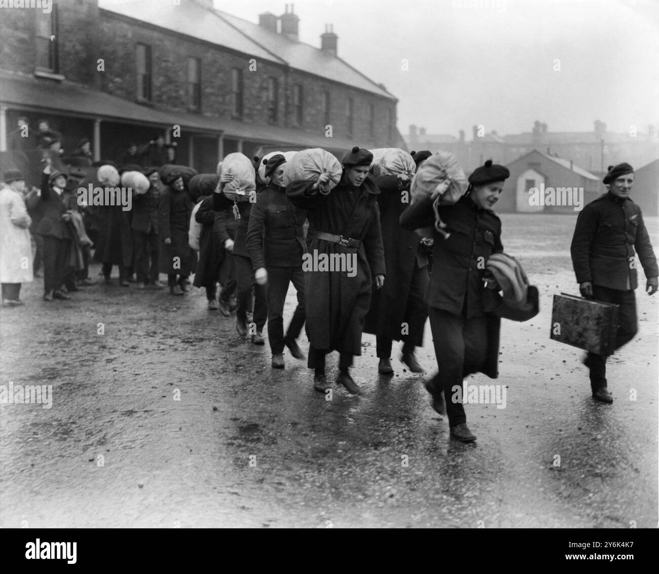 La polizia ausiliaria lascia Dublino gli ausiliari che arrivano alla Beggars Bush Barracks, Dublino, per smobilitare il 16 gennaio 1922 Foto Stock