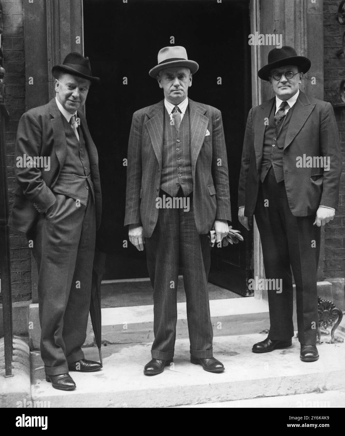 Una delegazione dei ministri del governo della Eire, guidata dal sig. John Costello, ha partecipato al 10 di Downing Street, per avviare colloqui sull'aumento delle forniture alimentari britanniche. Da sinistra a destra M r J W Dulanty - alto Commissariato dell'Eire ; primo Ministro John Costello e James Dillon , Ministro dell'Agricoltura dell'Eire 17 giugno 1948 Foto Stock