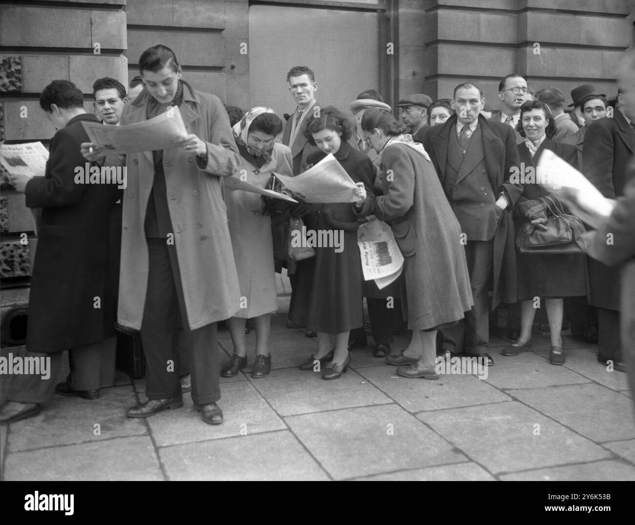 Apparizione in tribunale seguono i moti di Mosley diverse persone sono apparse questa mattina al North London Court in relazione ai disordini di ieri sera nei pressi del municipio di Tottenham , quando i comunisti hanno cercato di bloccare la rotta della prima marcia del movimento sindacale di Sir Oswald Mosley. Spettacoli fotografici: Una parte della folla in attesa di andare al North London Court questa mattina leggendo la notizia dei disordini di ieri sera sui giornali del 21 marzo 1949 Foto Stock