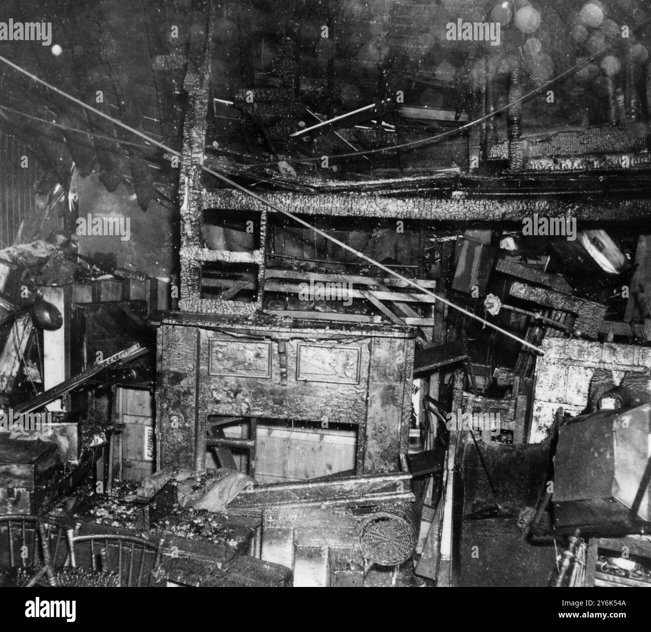 Dublino : l'interno bruciato dell'Abbey Theatre di Dublino, subito dopo che l'incendio era stato portato sotto controllo il 18 luglio 1951 Foto Stock