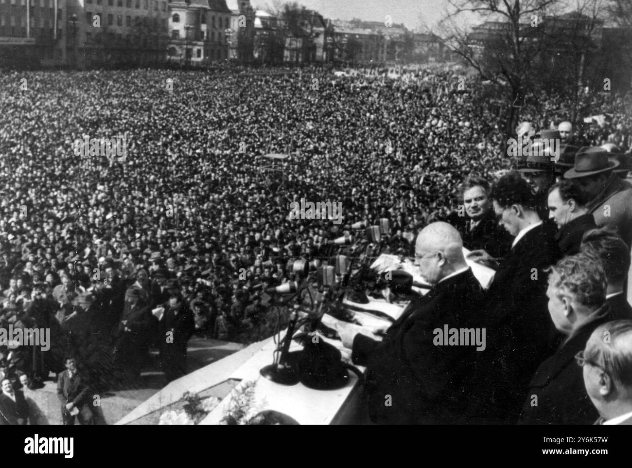 Budapest Ungheria il primo ministro russo Nikita Khrushchev ha tenuto un discorso prima della riunione di massa a Budapest, dove la delegazione del governo russo partecipa alle cerimonie del giorno della liberazione che segnano la liberazione dell' Ungheria dalla Germania . 5 aprile 1958 Foto Stock