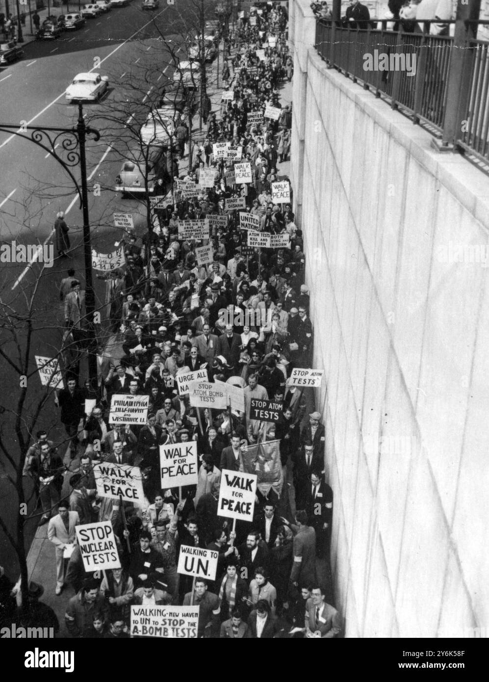 New York USA - - Anti Nuclear Tests Parade - - come manifestanti della Gran Bretagna si tiene una manifestazione ancora più grande davanti alla sede delle Nazioni Unite a New York per presentare petizione al Segretario generale delle Nazioni Unite Dag Hammarskjold . - 5 aprile 1958 Foto Stock