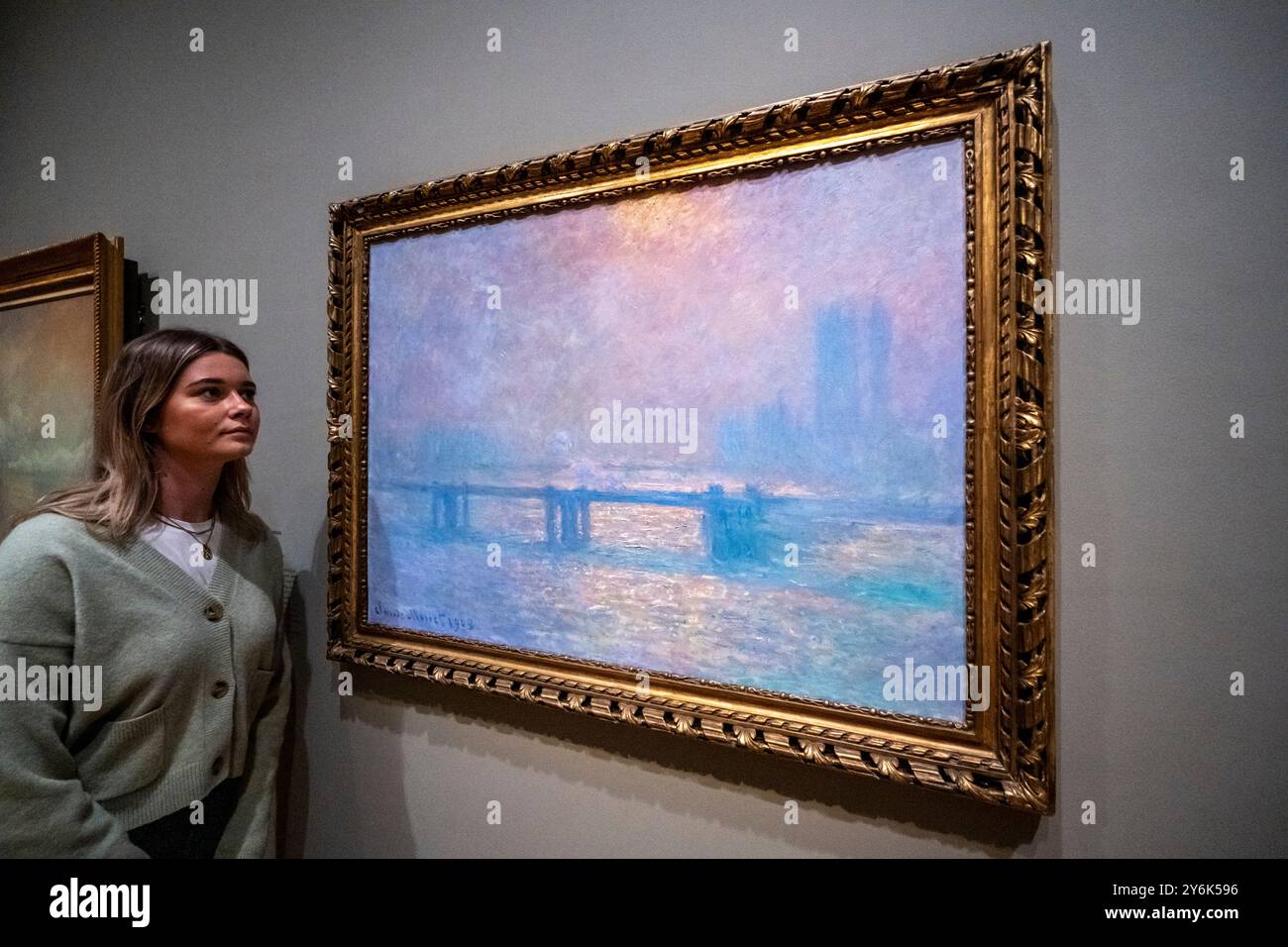 Londra, Regno Unito. 26 settembre 2024. "Charing Cross Bridge, The Thames", 1903, in occasione di una fotochiamata alla Courtauld Gallery per "Monet and London. Vedute del Tamigi, dipinti impressionisti dell'artista Claude Monet del centro di Londra. Esposto a Parigi nel 1904, Monet voleva esporre queste opere a Londra, ma il progetto fallì, quindi questa è la prima volta che i dipinti vengono visti insieme nel Regno Unito e a soli 300 metri dal Savoy Hotel, dove molti sono stati dipinti. Lo spettacolo si svolge dal 27 settembre al 19 gennaio 2025. Crediti: Stephen Chung / Alamy Live News Foto Stock