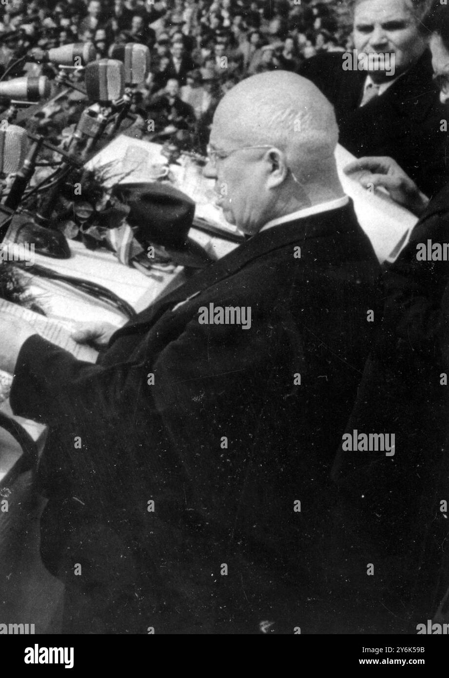 Budapest Ungheria il primo ministro russo Nikita Khrushchev ha tenuto un discorso prima della riunione di massa a Budapest, dove la delegazione del governo russo partecipa alle cerimonie del giorno della liberazione che segnano la liberazione dell' Ungheria dalla Germania . 5 aprile 1958 Foto Stock
